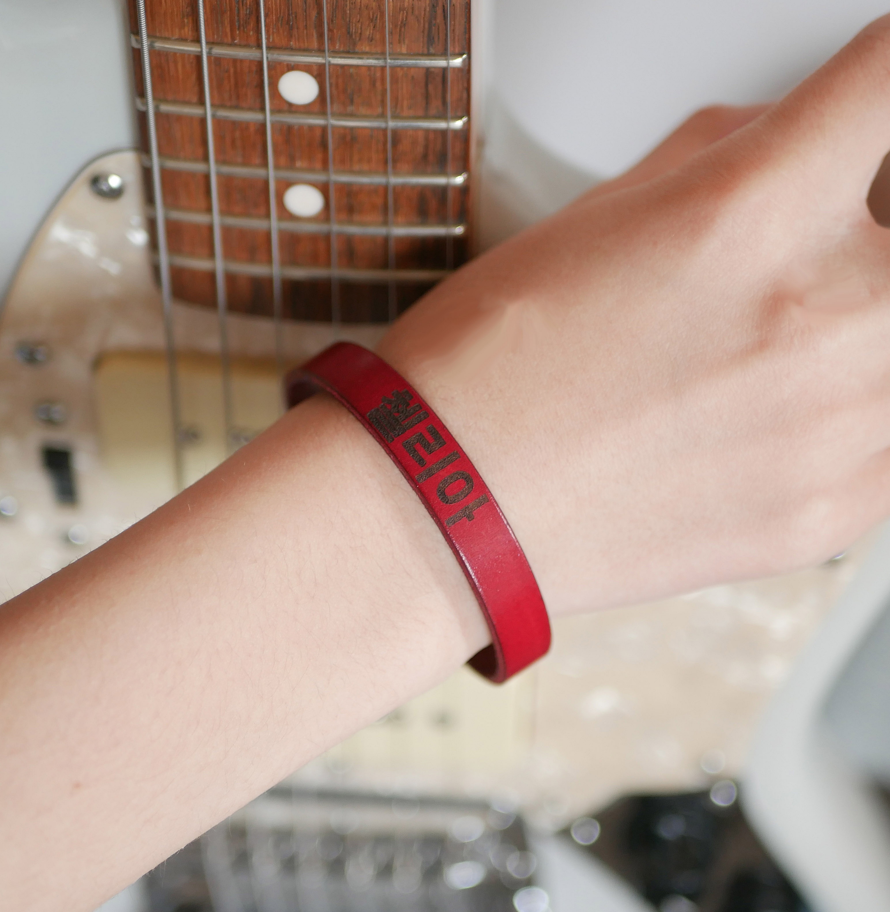 Koreansk kpop-fanarmb&aring;nd med navn i l&aelig;r som du kan personliggj&oslash;re