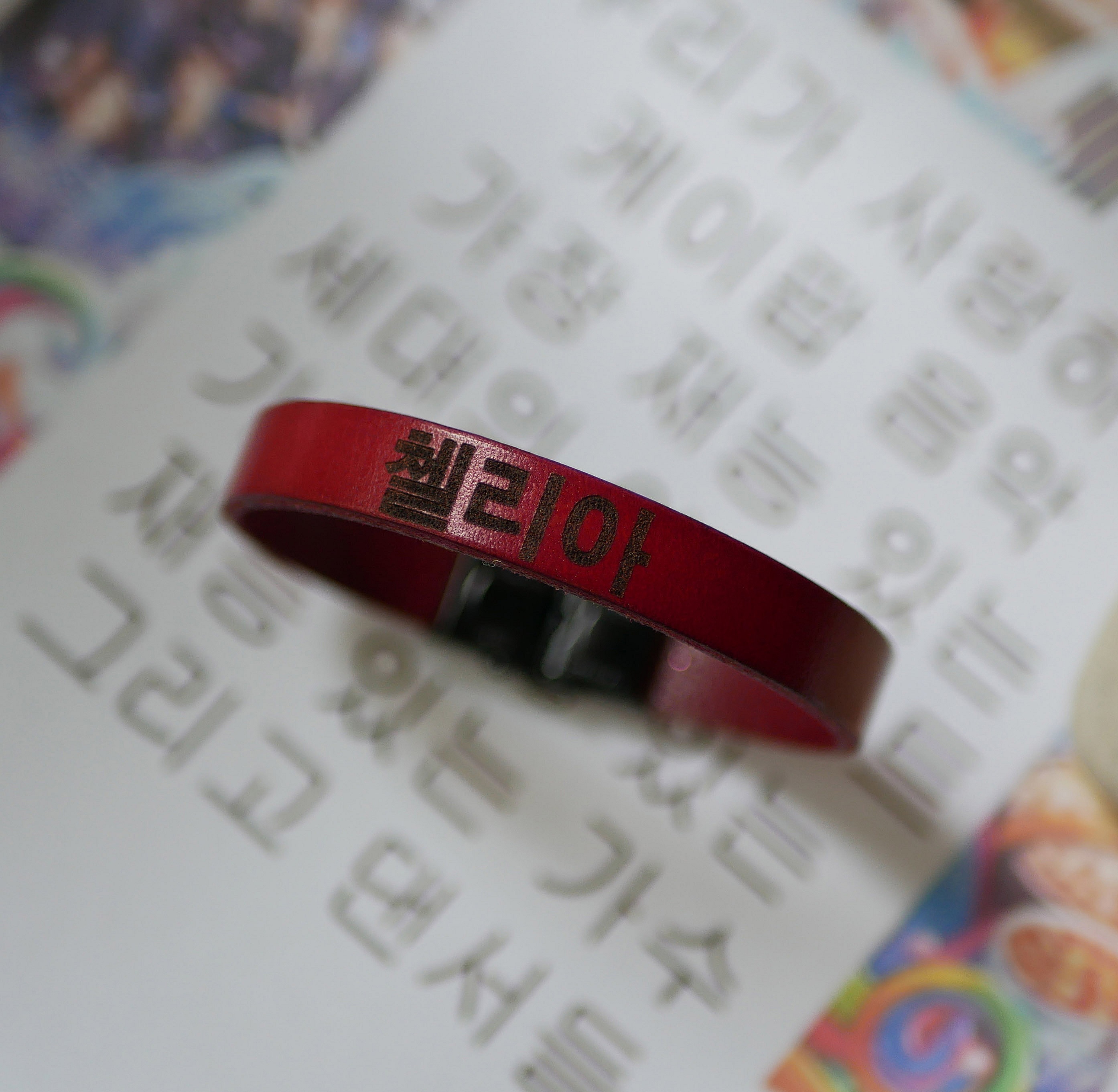 Koreansk kpop-fanarmb&aring;nd med navn i l&aelig;r som du kan personliggj&oslash;re