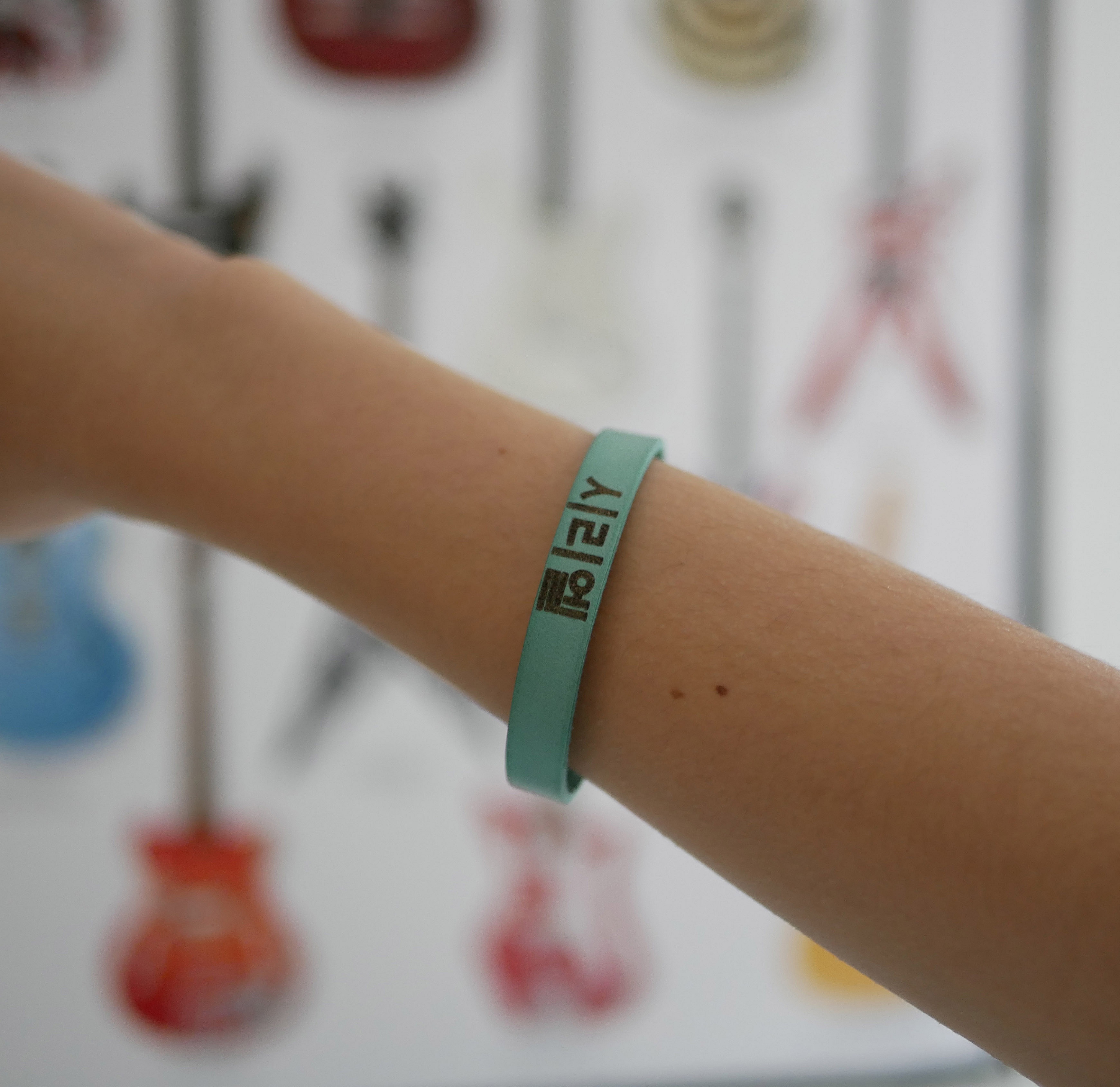 Koreansk kpop-fanarmb&aring;nd med navn i l&aelig;r som du kan personliggj&oslash;re