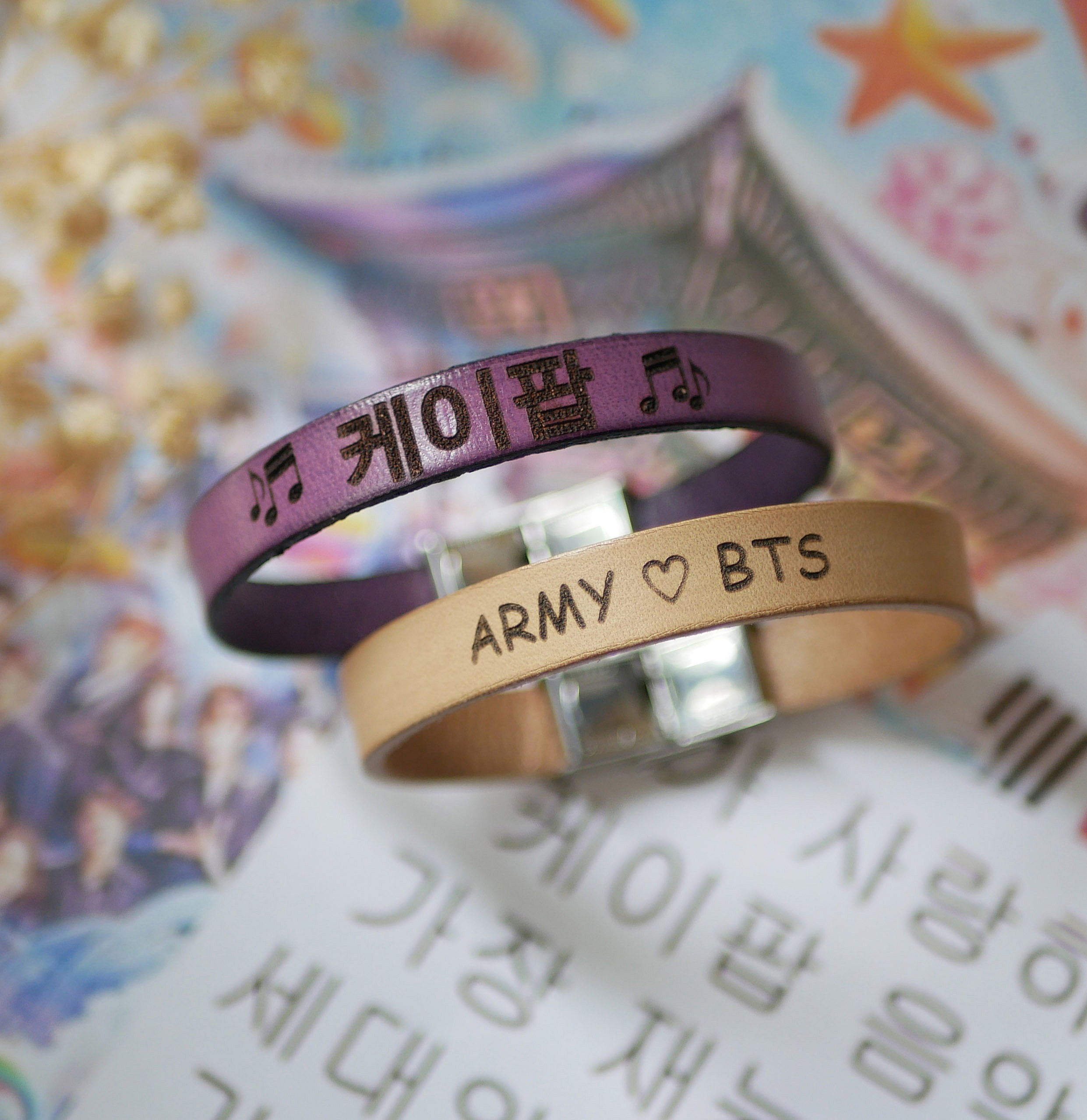 Koreansk kpop-fanarmb&aring;nd med navn i l&aelig;r som du kan personliggj&oslash;re