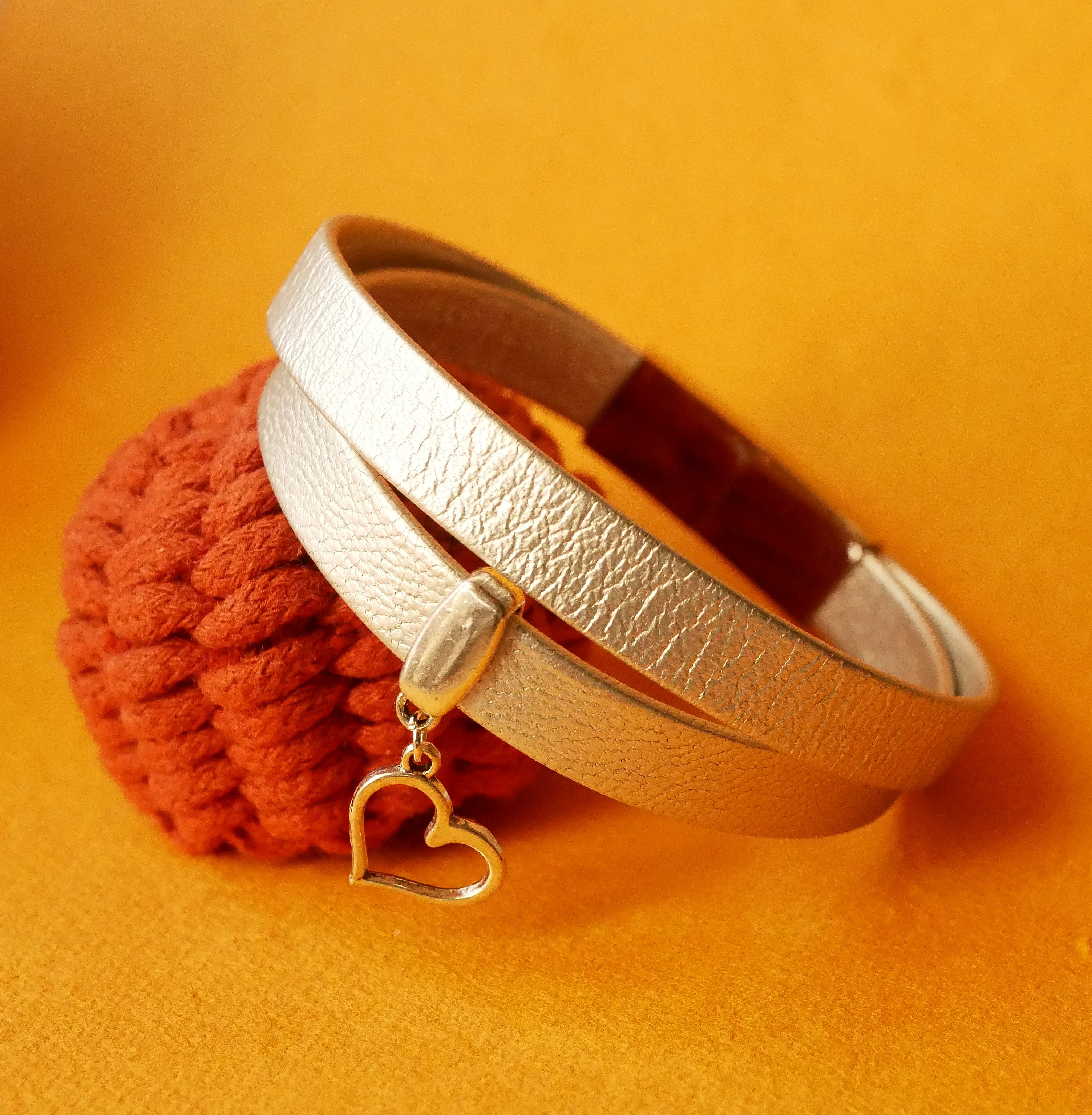 Dobbel, smidig l&aelig;rrem, s&oslash;lvbelagt, med anheng etter eget valg