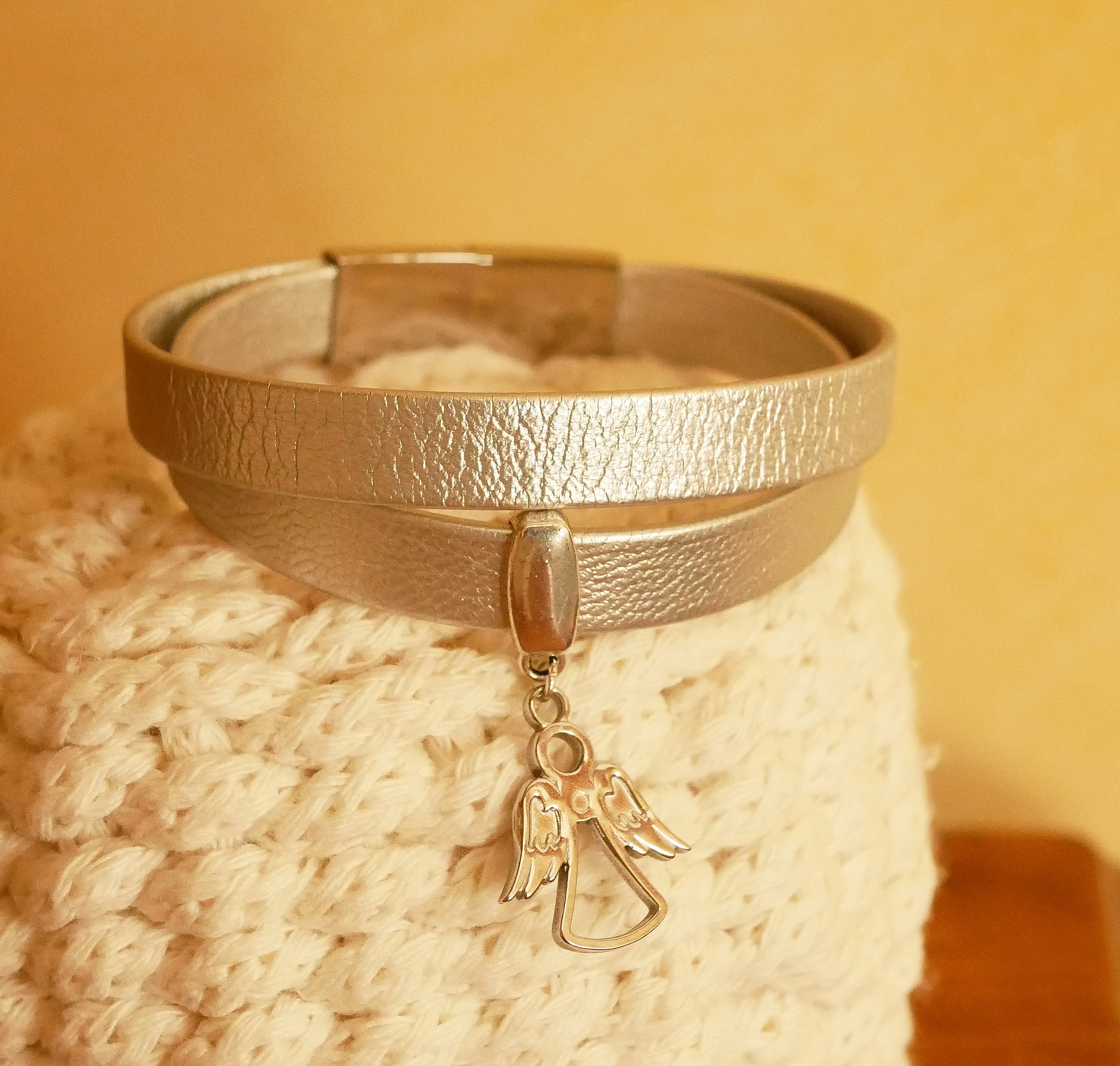 Dobbel, smidig l&aelig;rrem, s&oslash;lvbelagt, med anheng etter eget valg