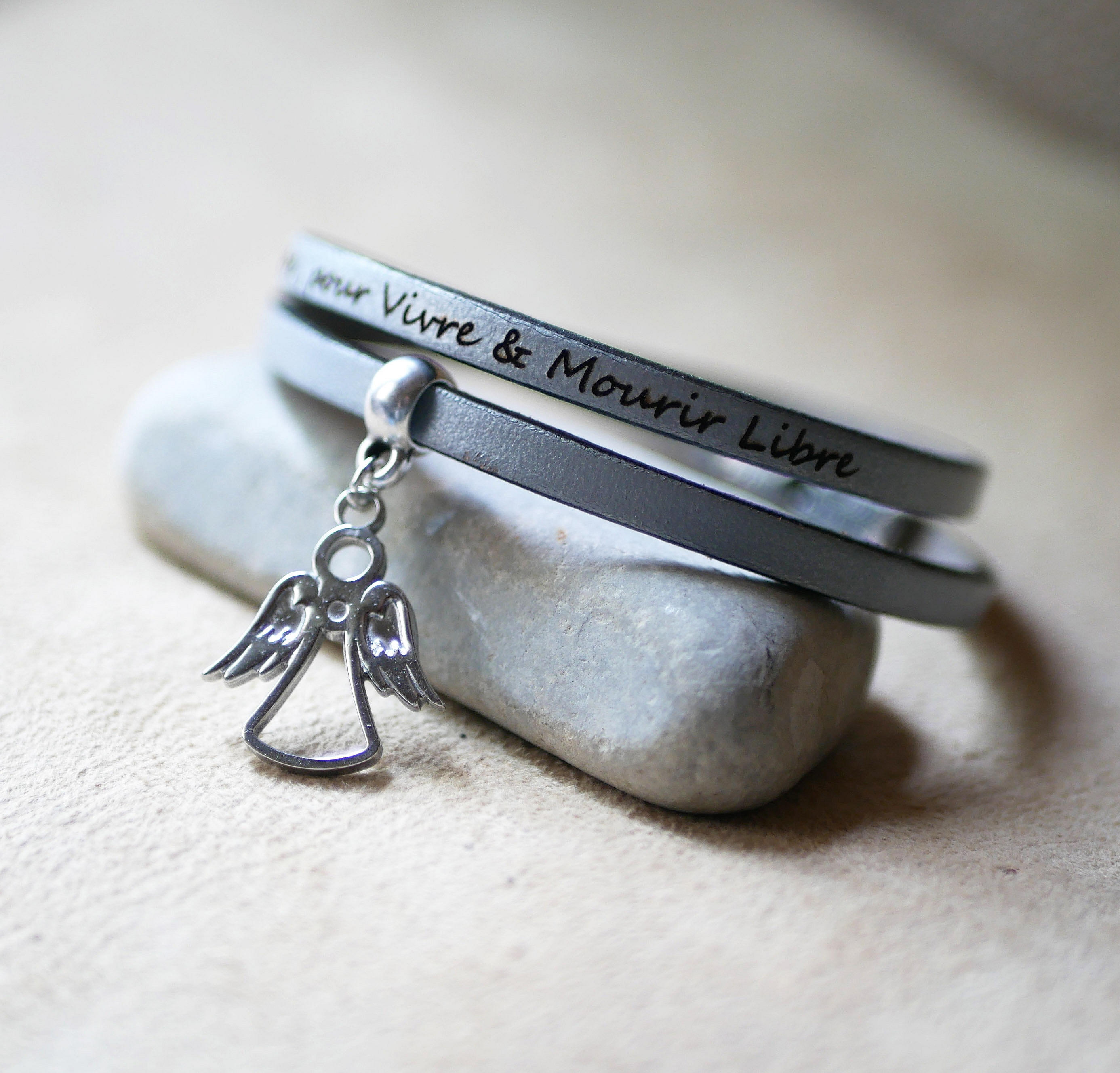 2-dreies l&aelig;rarmb&aring;nd med graverbar berlock