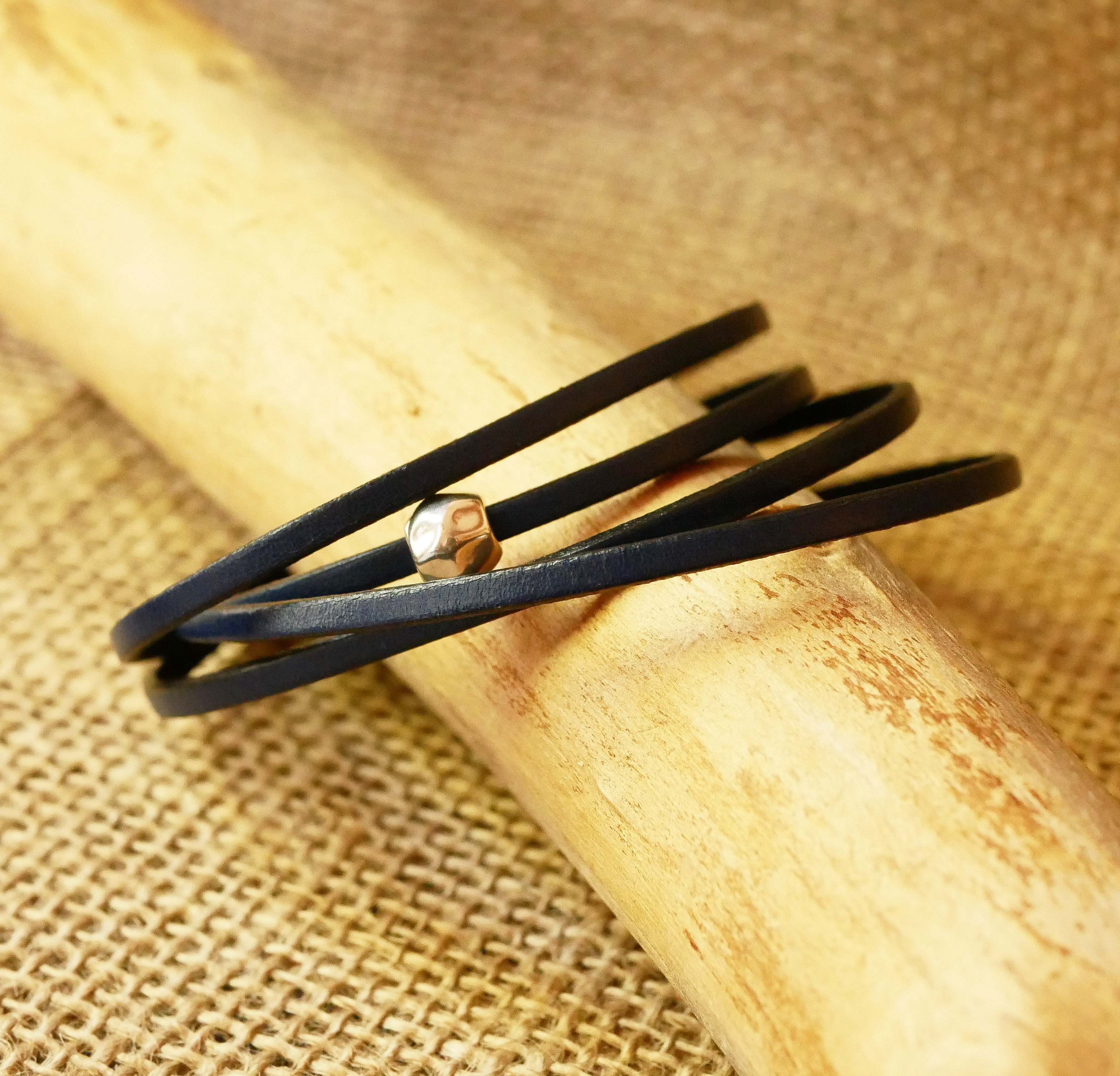 Veldig fin l&aelig;rrem, dobbel snuoperasjon med perle 