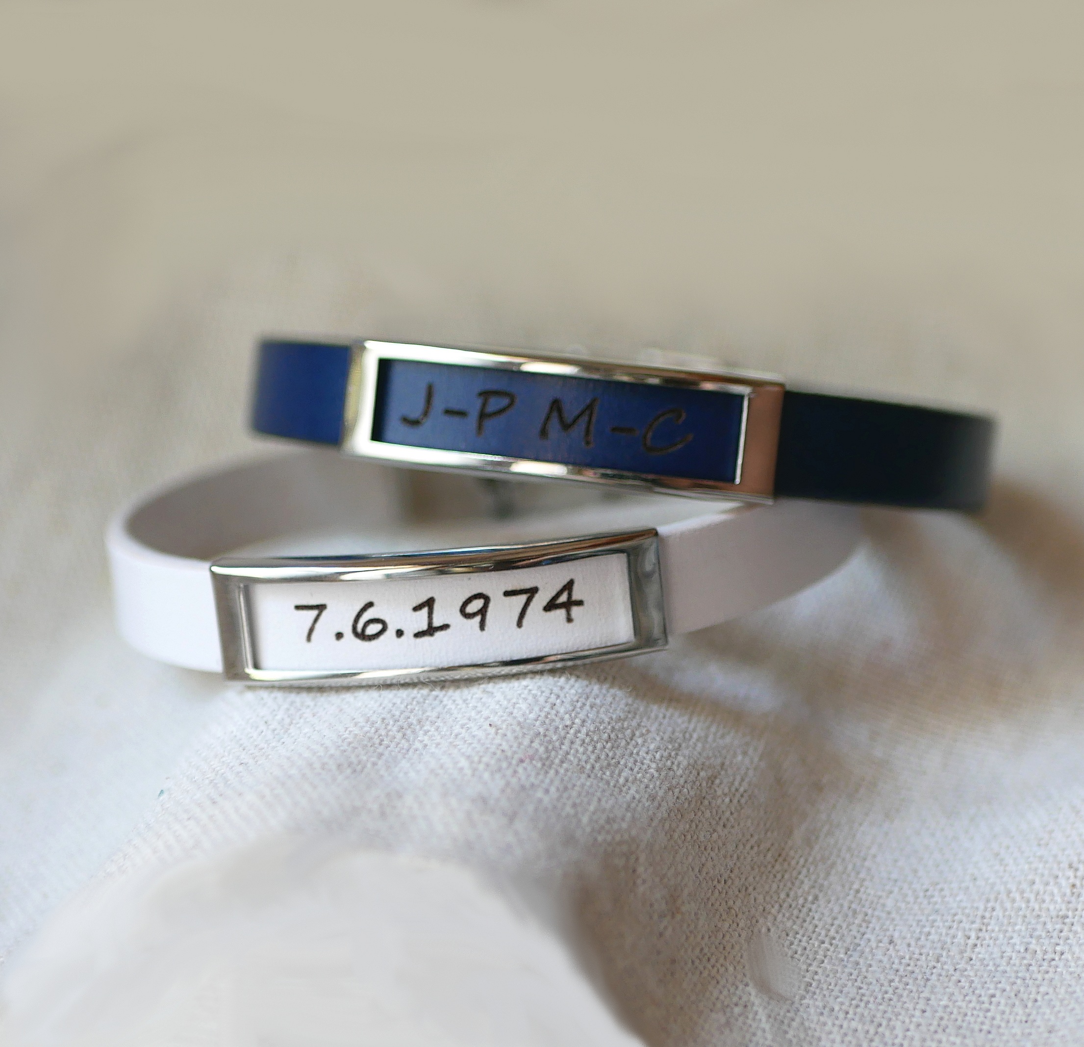 L&aelig;rreim med ramme i rustfritt st&aring;l med inngravering av et fornavn eller et ord 