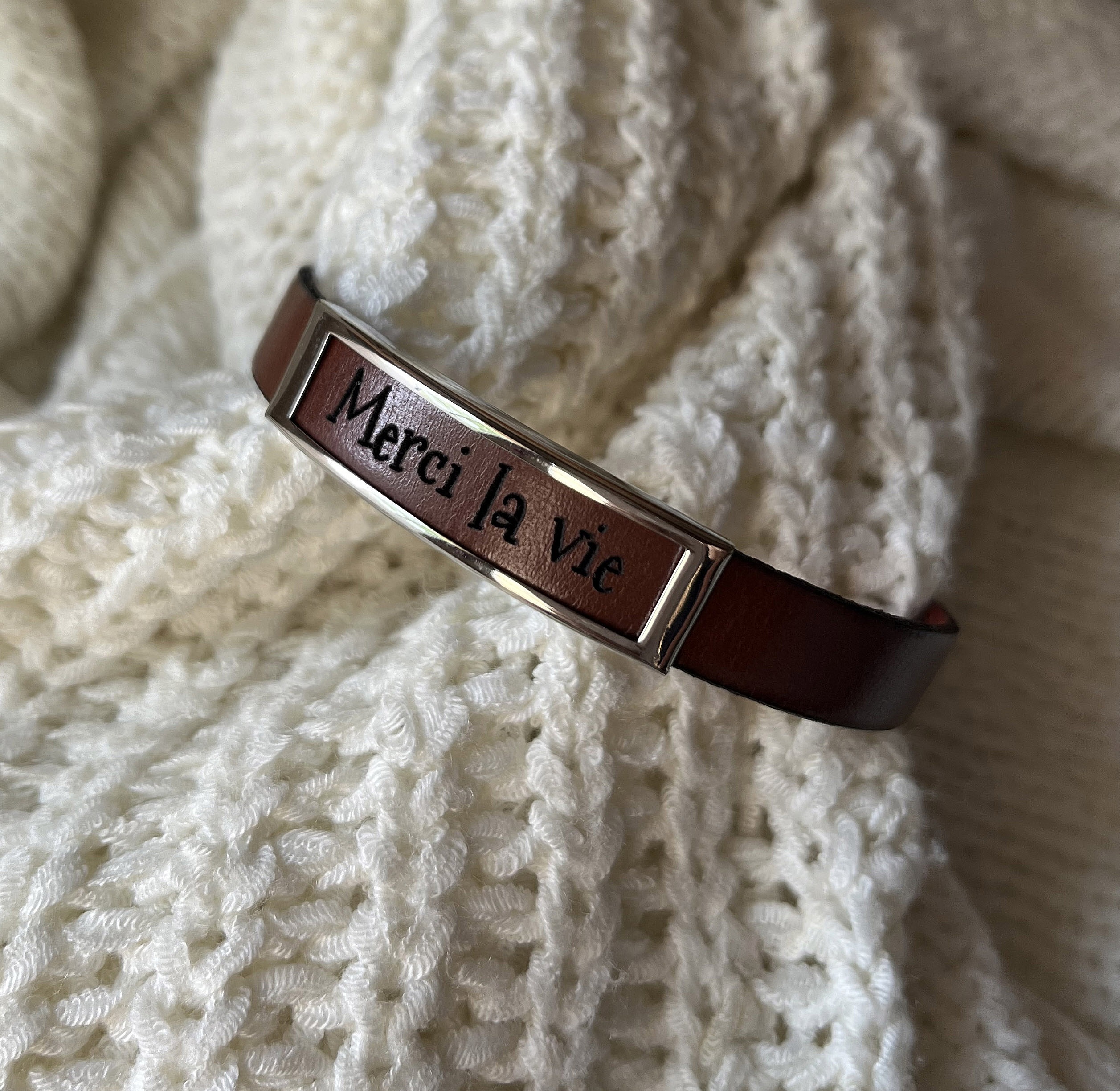 L&aelig;rreim med ramme i rustfritt st&aring;l med inngravering av et fornavn eller et ord 