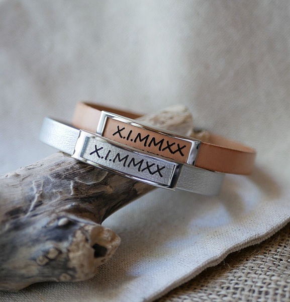 L&aelig;rreim med ramme i rustfritt st&aring;l med inngravering av et fornavn eller et ord 