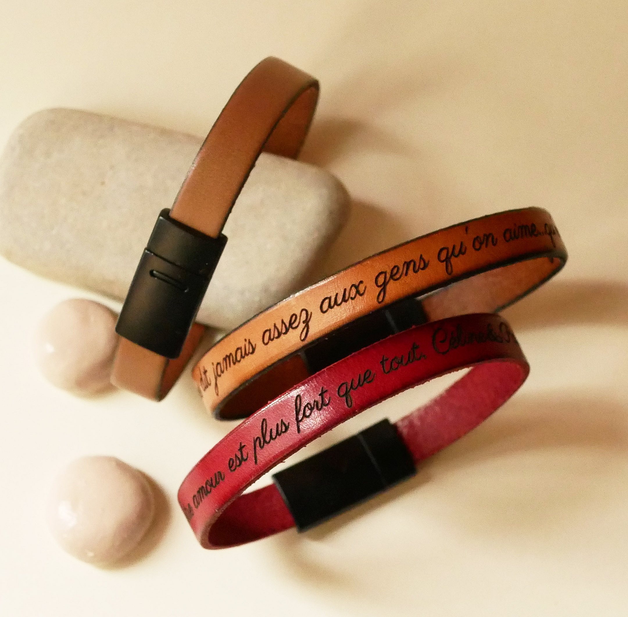 L&aelig;rarmb&aring;nd som kan personliggj&oslash;res med gravering Svart magnetl&aring;s