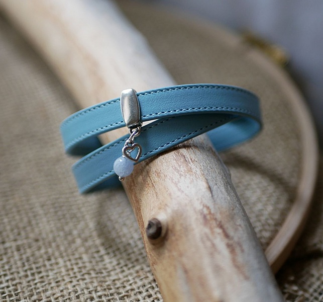 Himmelbl&aring; dobbel l&aelig;rrem med s&oslash;mmer og valg av anheng