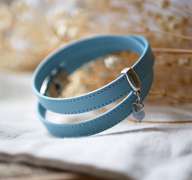 Himmelbl&aring; dobbel l&aelig;rrem med s&oslash;mmer og valg av anheng