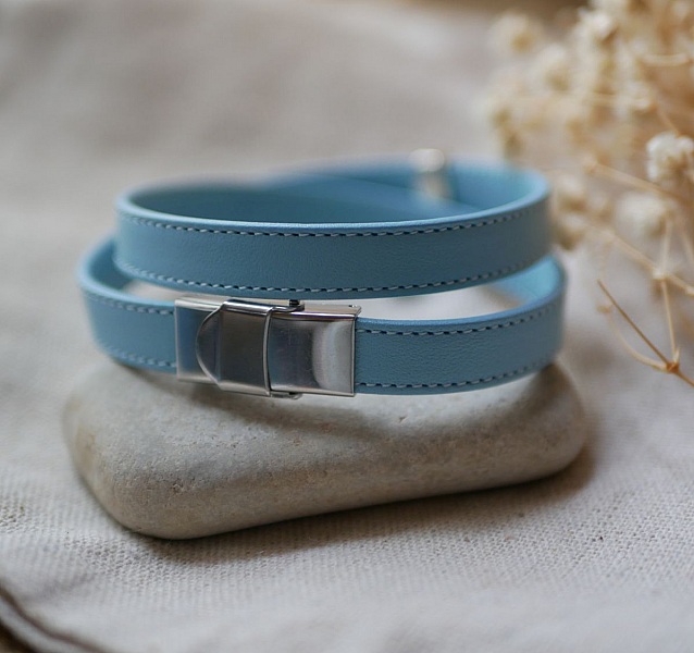 Himmelbl&aring; dobbel l&aelig;rrem med s&oslash;mmer og valg av anheng