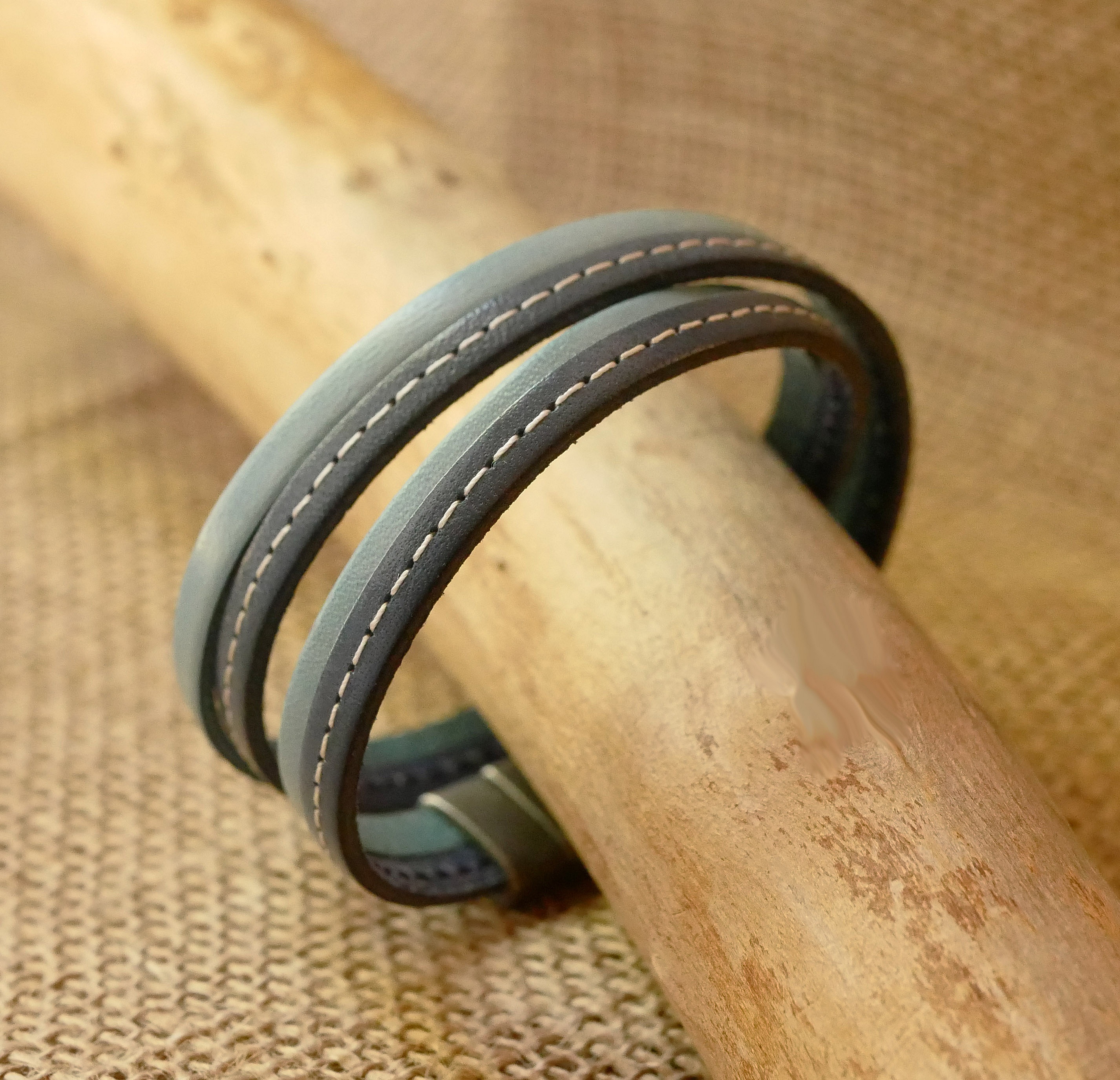 Bl&aring;, dobbeltsydd l&aelig;rrem med magnetl&aring;s