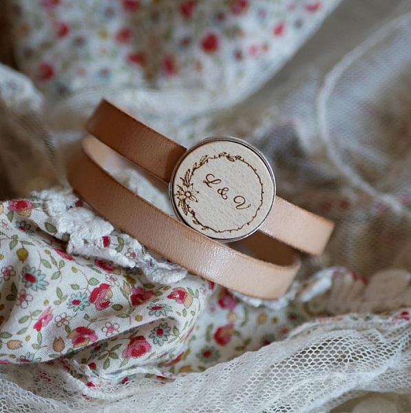 Dobbelt skinnarmb&aring;nd med inngravert cabochon i tre som kan tilpasses individuelt.