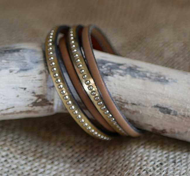 Dobbelt gravert gullskinnrem med s&oslash;lvperler, kan tilpasses