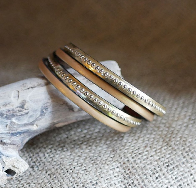 Dobbelt gravert gullskinnrem med s&oslash;lvperler, kan tilpasses