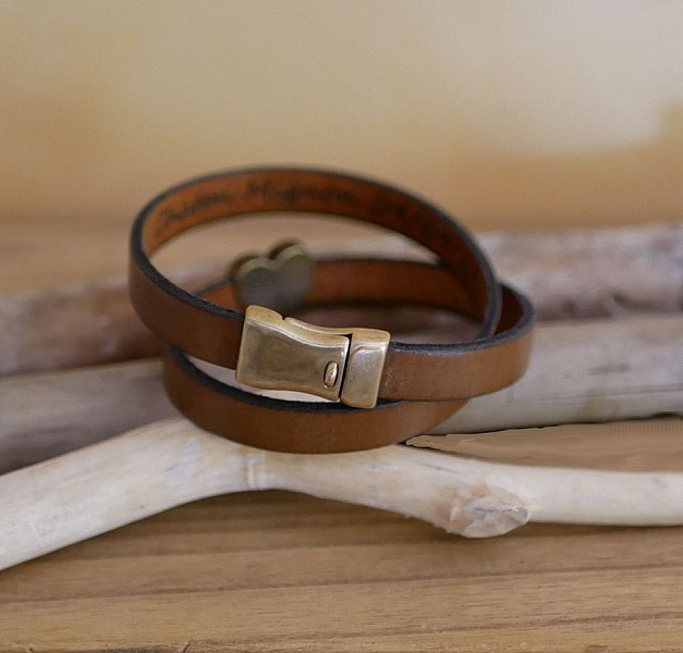 Dobbelt hjertearmb&aring;nd i l&aelig;r og bronse, mulig gravering av dine ord