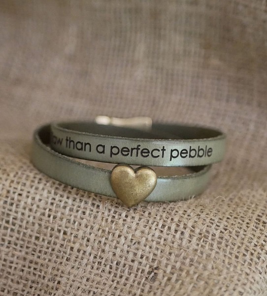 Dobbelt hjertearmb&aring;nd i l&aelig;r og bronse, mulig gravering av dine ord