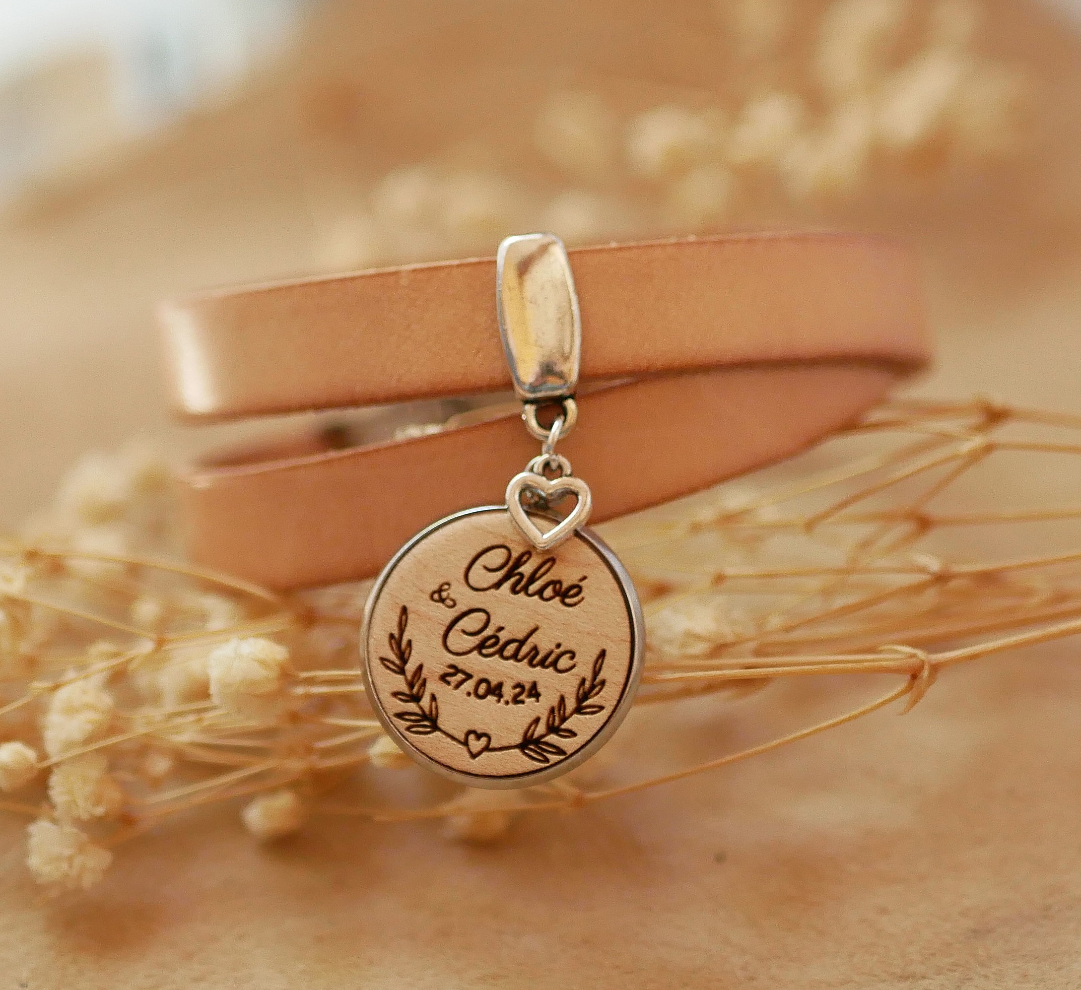 Tilpasset dobbelt skinnarmb&aring;nd med tre cabochon for gravering