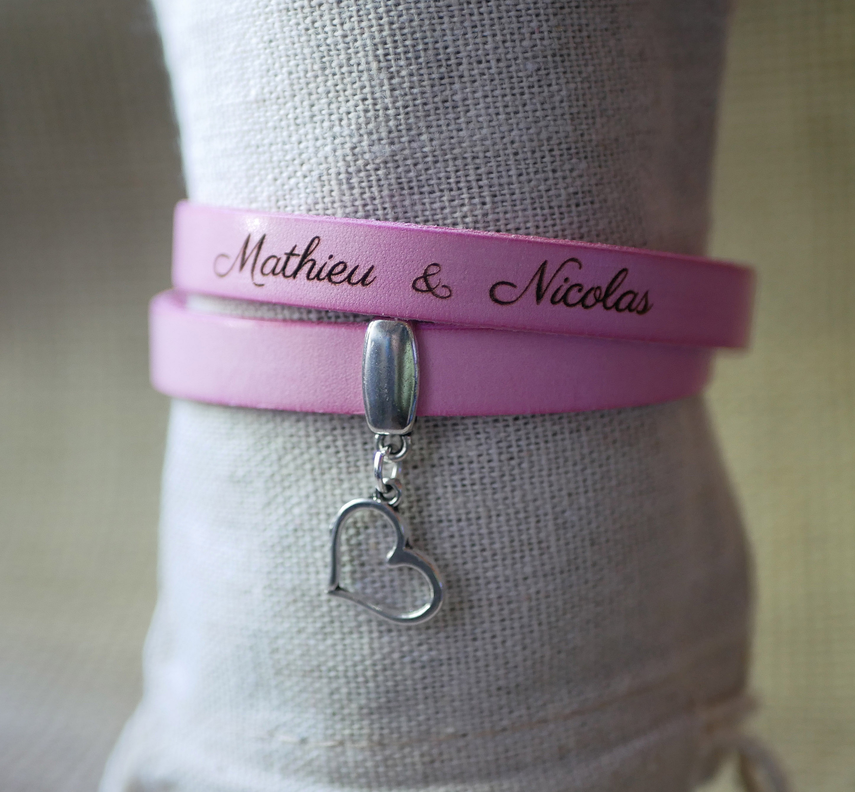 Personlig dobbelt skinnarmb&aring;nd som skal graveres med et anheng etter eget valg