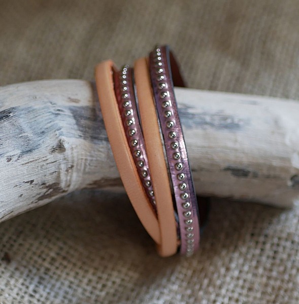 Tilpasset dobbelt skinnarmb&aring;nd med rosa gravering 