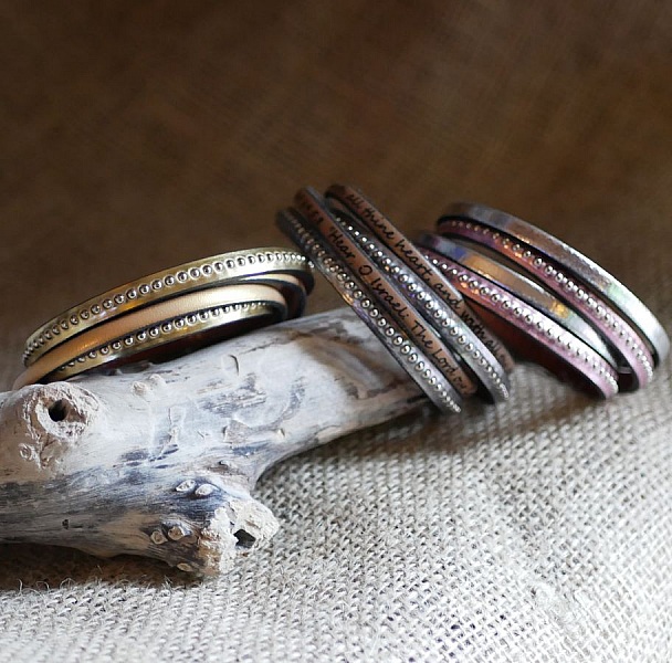 Dobbelt gravert gullskinnrem med s&oslash;lvperler, kan tilpasses