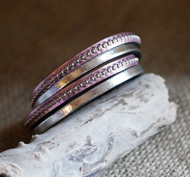 Tilpasset dobbelt skinnarmb&aring;nd med rosa gravering 