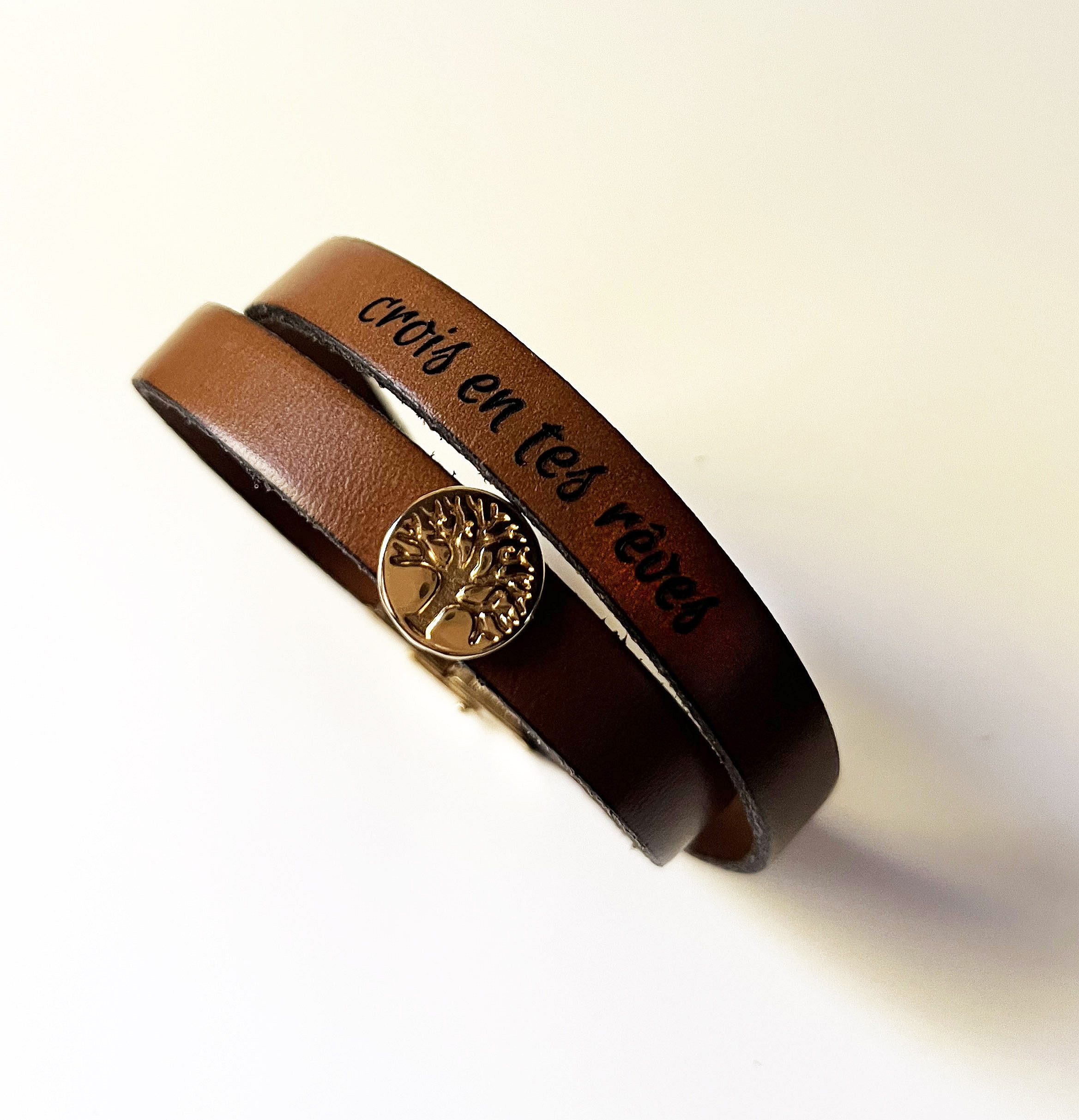 Bracelet double tour en cuir personnalisable d&eacute;cor&eacute; d'un arbre de vie dor&eacute; 