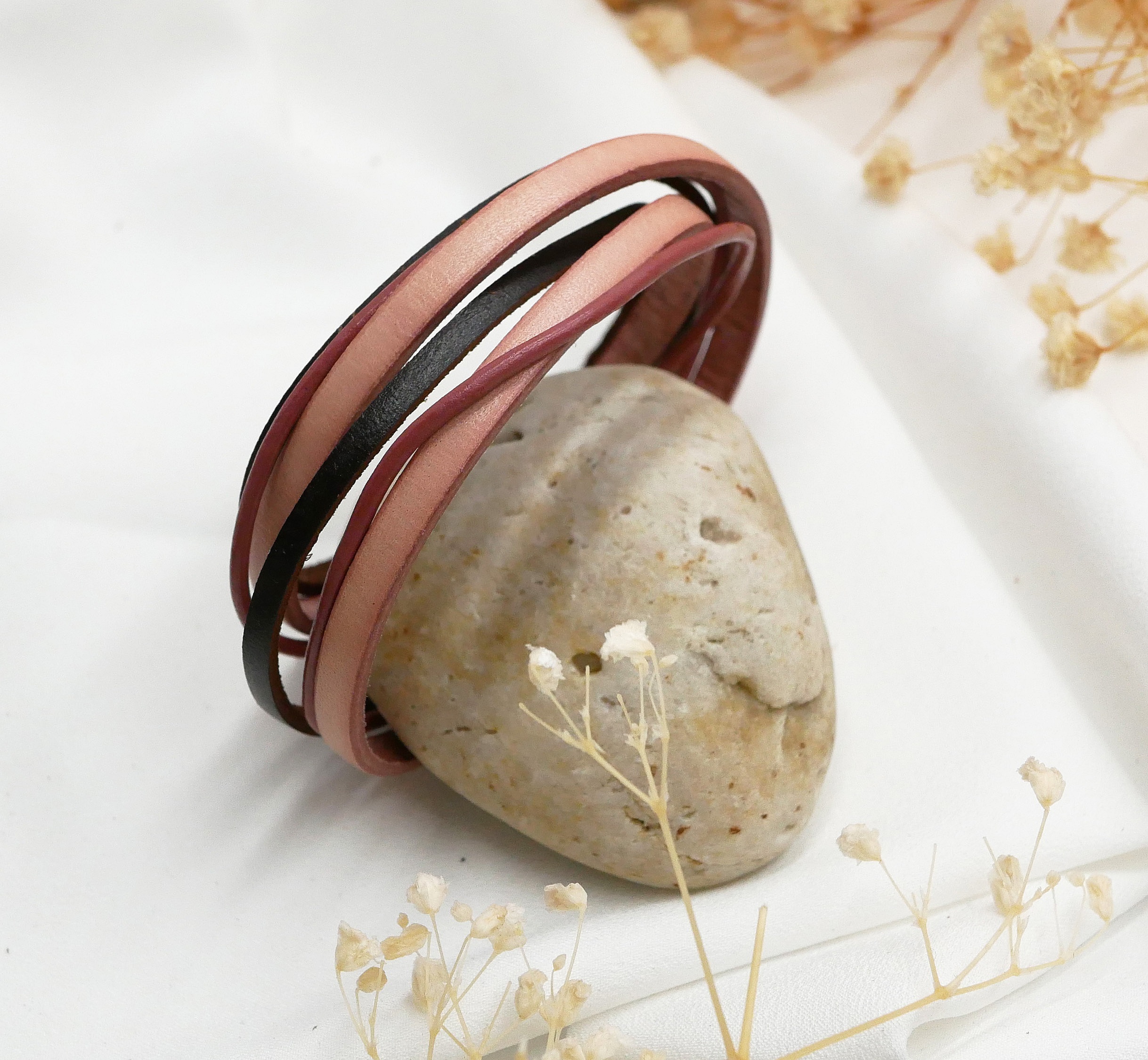 Vintage-armb&aring;nd i gammelrosa og brunt skinn med flere lameller