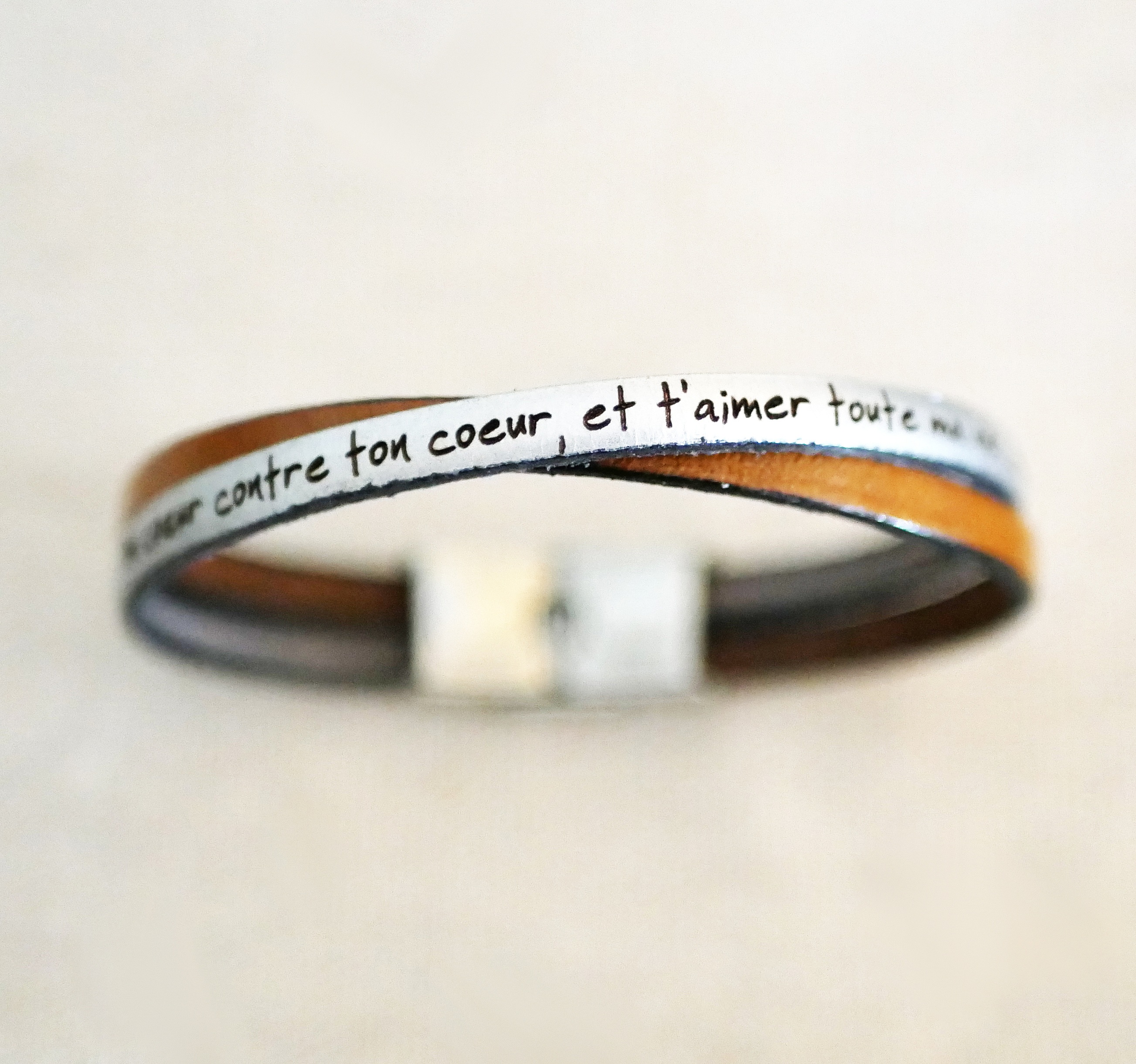 Twist-duo-armb&aring;nd i l&aelig;r som kan tilpasses for menn eller kvinner