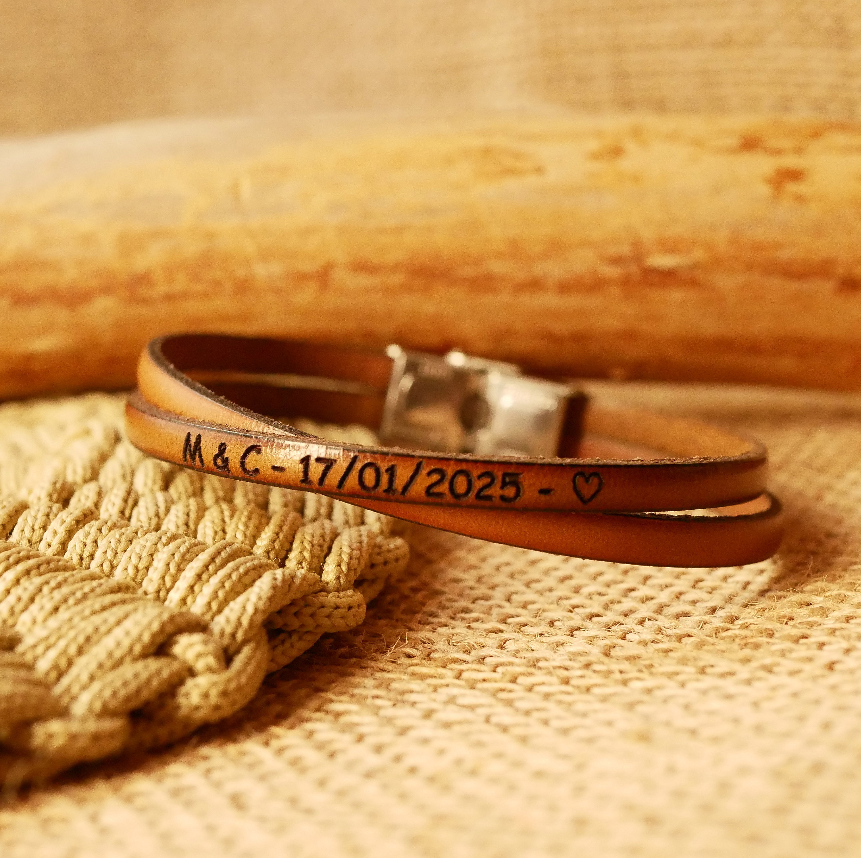 Twist-duo-armb&aring;nd i l&aelig;r som kan tilpasses for menn eller kvinner