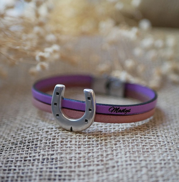 Duo-armb&aring;nd i l&aelig;r og hesteskosl&oslash;yfe som kan tilpasses for menn eller kvinner