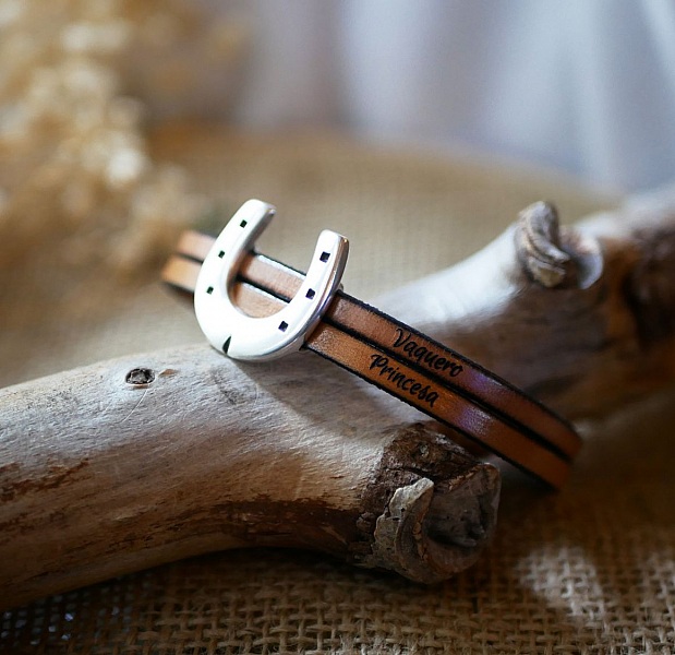 Duo-armb&aring;nd i l&aelig;r og hesteskosl&oslash;yfe som kan tilpasses for menn eller kvinner