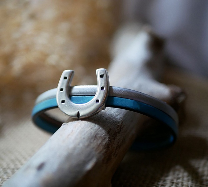 Duo-armb&aring;nd i l&aelig;r og hesteskosl&oslash;yfe som kan tilpasses for menn eller kvinner