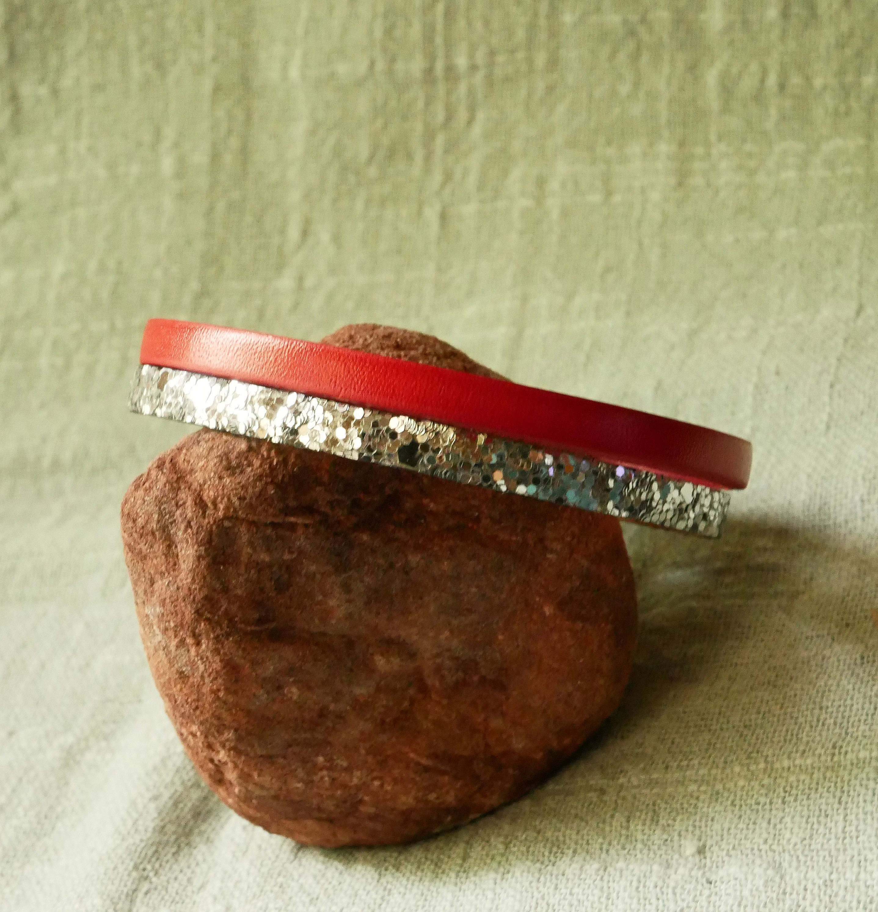 Duo-armb&aring;nd i l&aelig;r i s&oslash;lv og valgfri farge