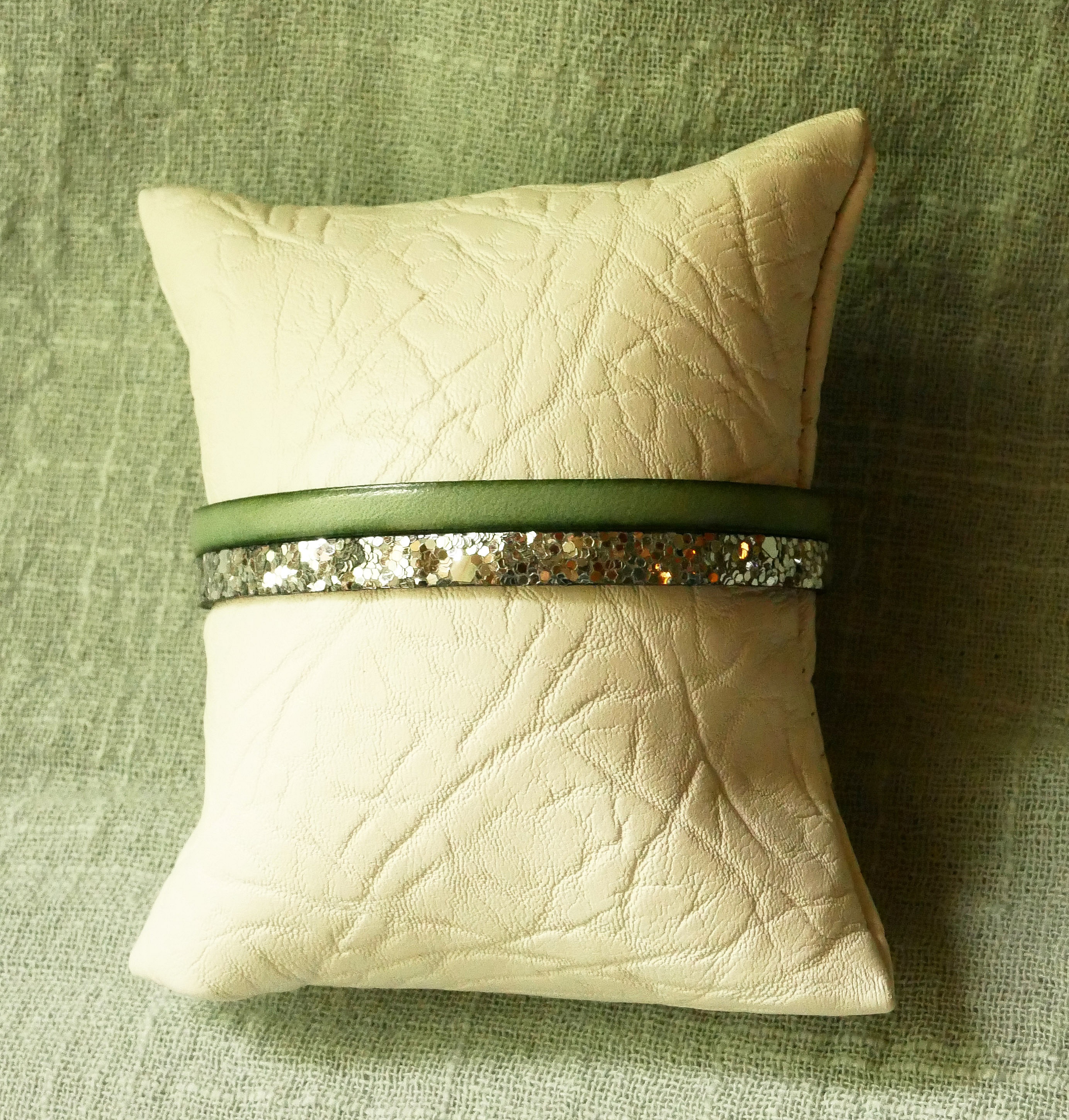 Duo-armb&aring;nd i l&aelig;r i s&oslash;lv og valgfri farge