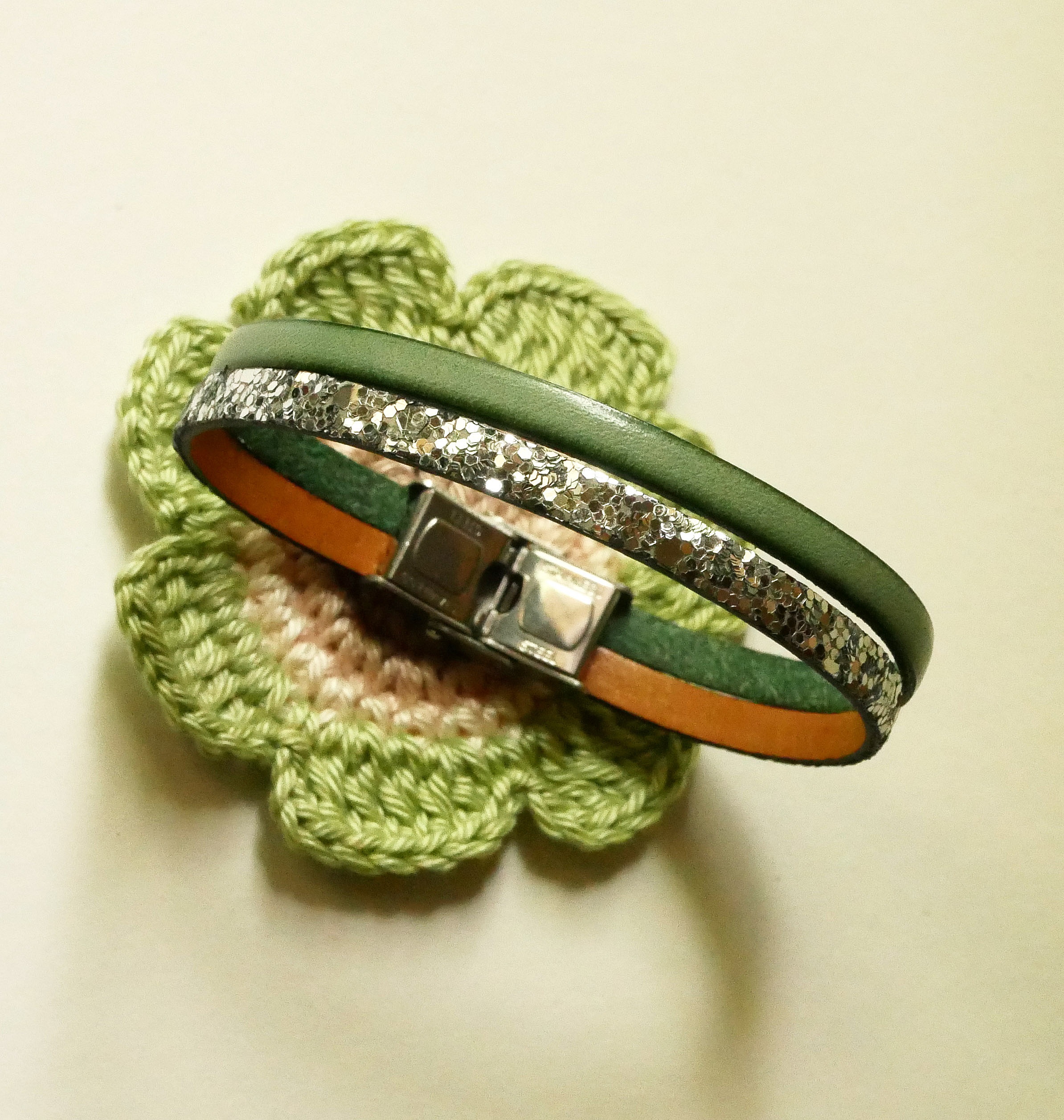 Duo-armb&aring;nd i l&aelig;r i s&oslash;lv og valgfri farge