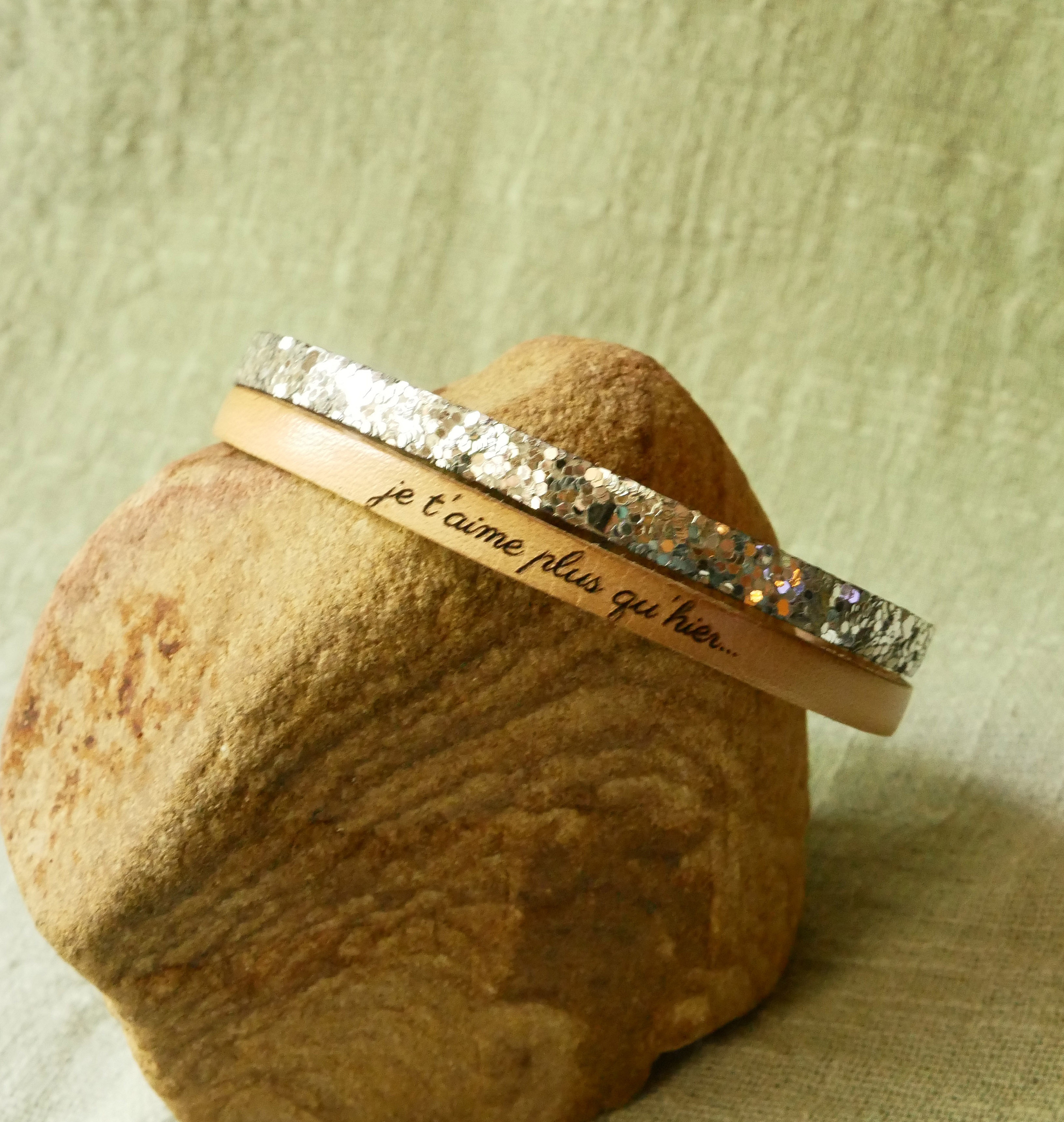 Duo-armb&aring;nd i l&aelig;r i s&oslash;lv og valgfri farge