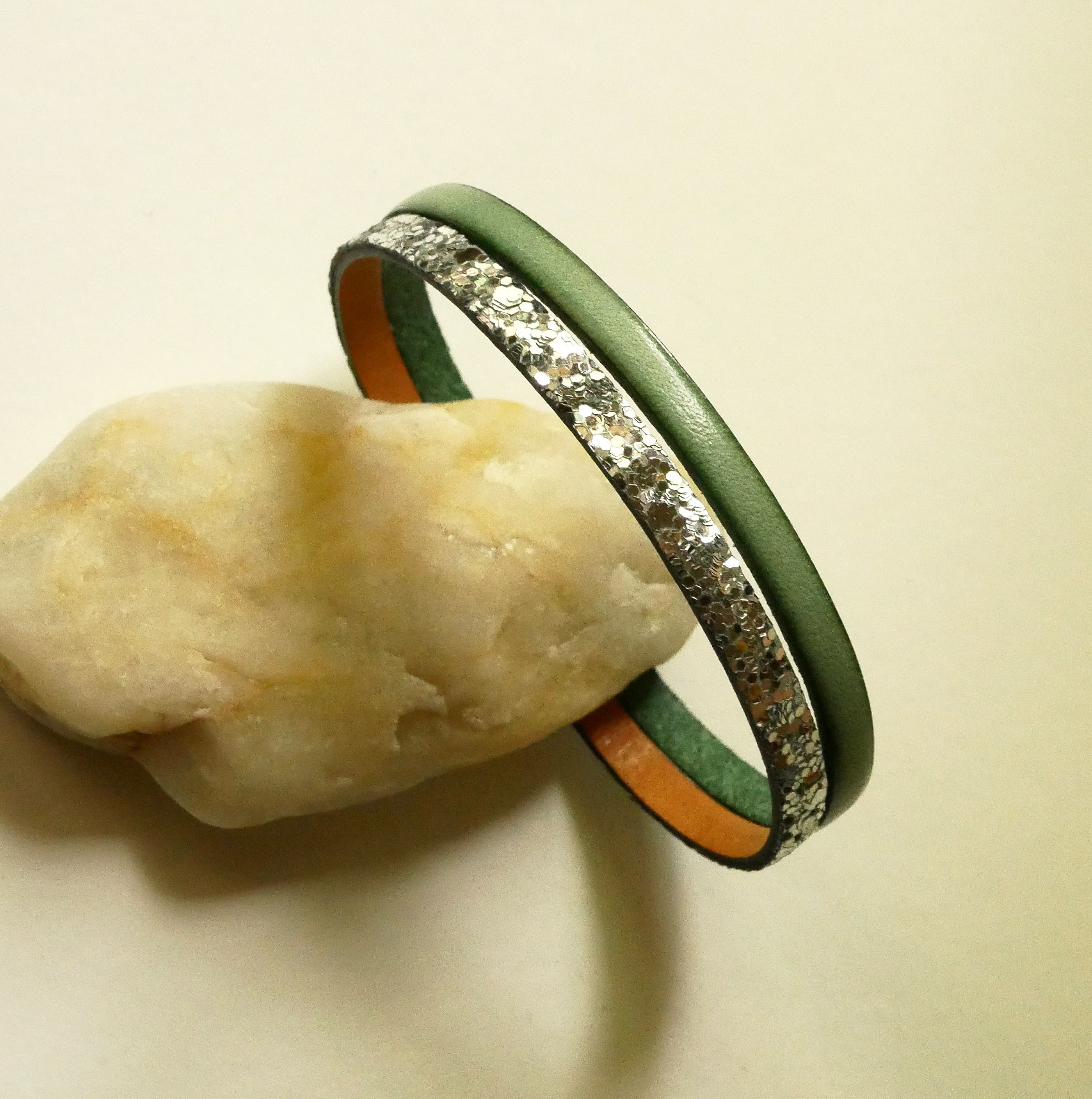 Duo-armb&aring;nd i l&aelig;r i s&oslash;lv og valgfri farge