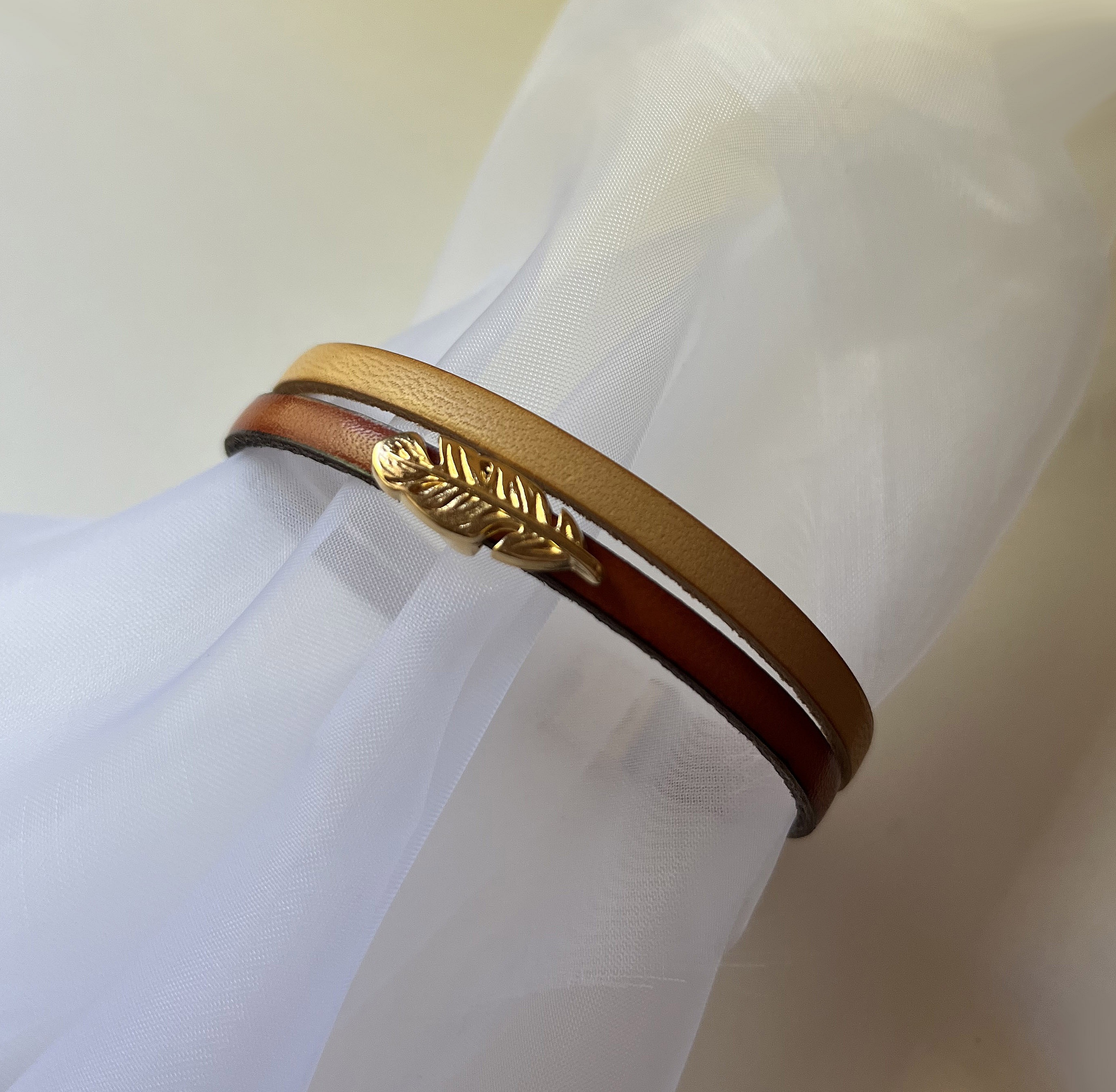 Bracelet duo de cuirs et plume dor&eacute;e &agrave; personnaliser  