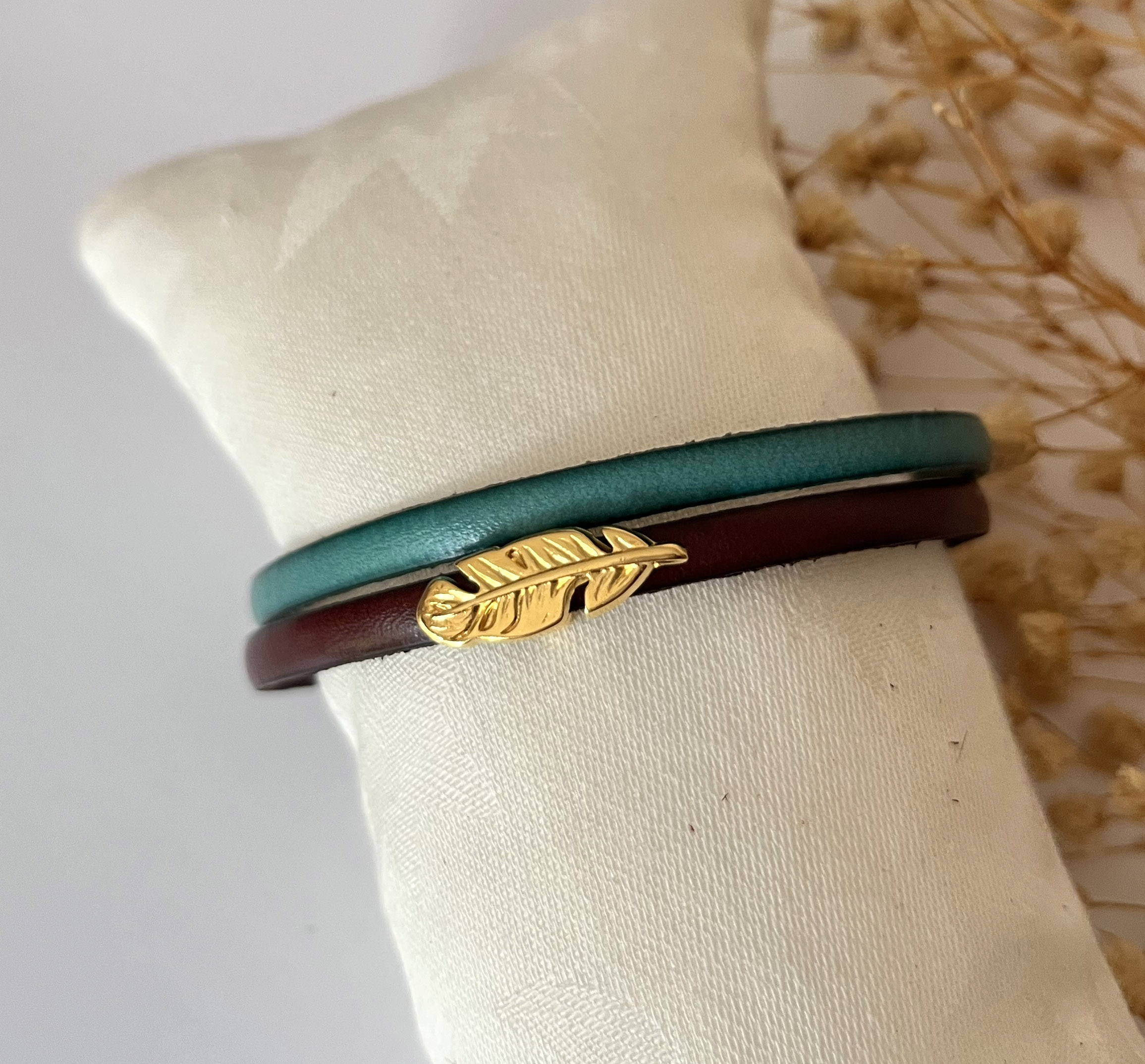 Bracelet duo de cuirs et plume dorée à personnaliser  