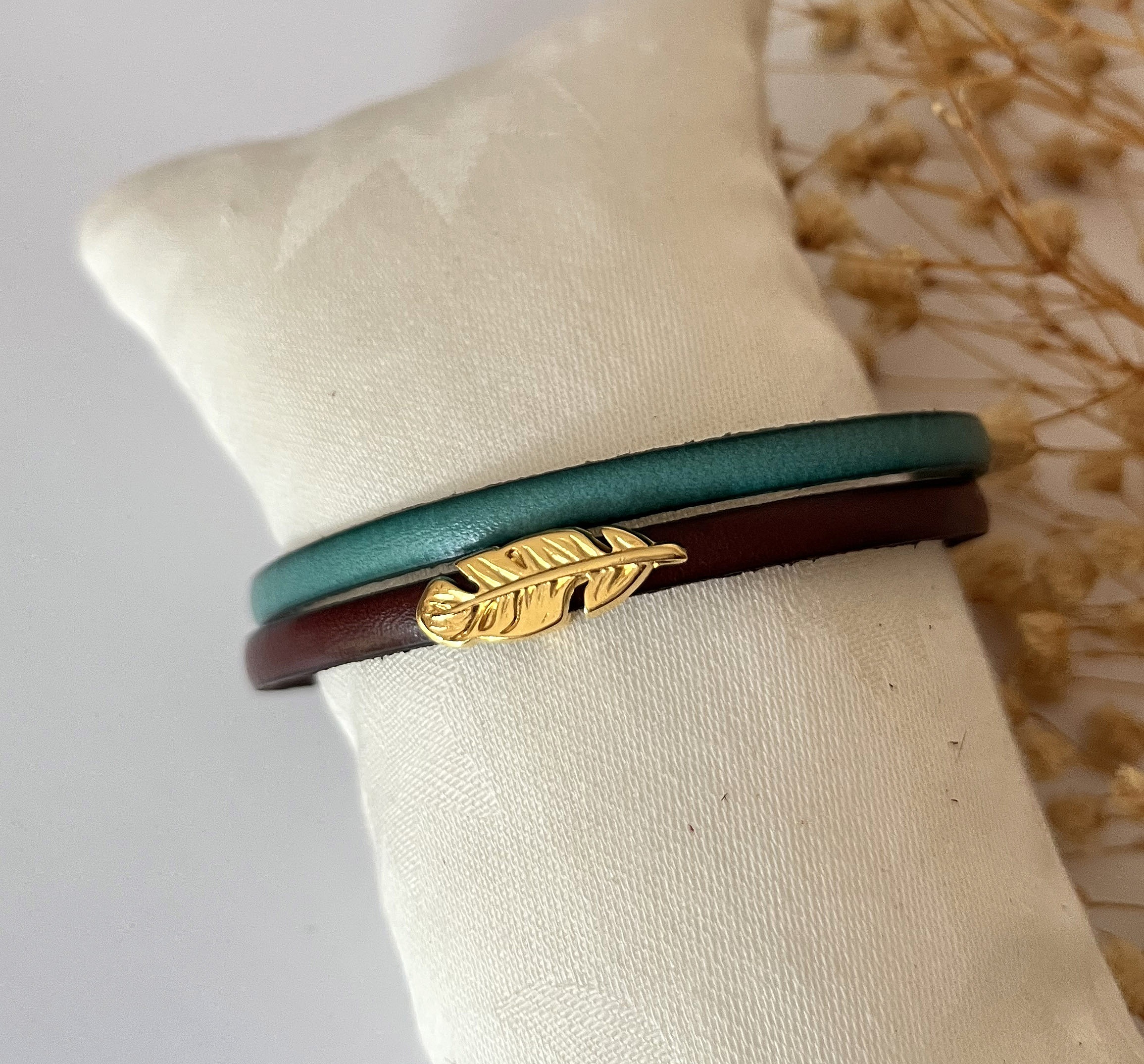 Bracelet duo de cuirs et plume dor&eacute;e &agrave; personnaliser  