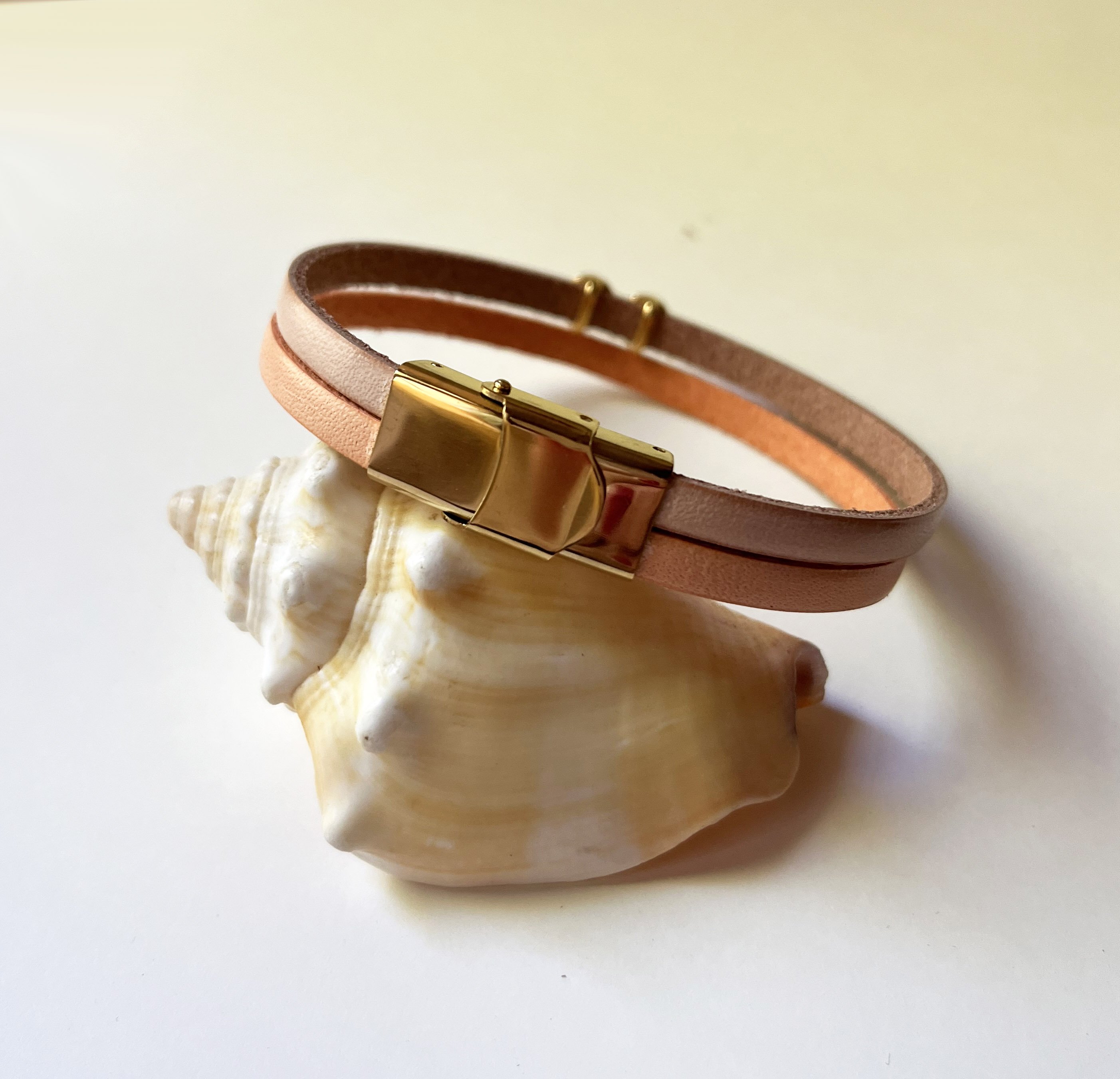 Bracelet duo de cuirs et plume dorée à personnaliser  