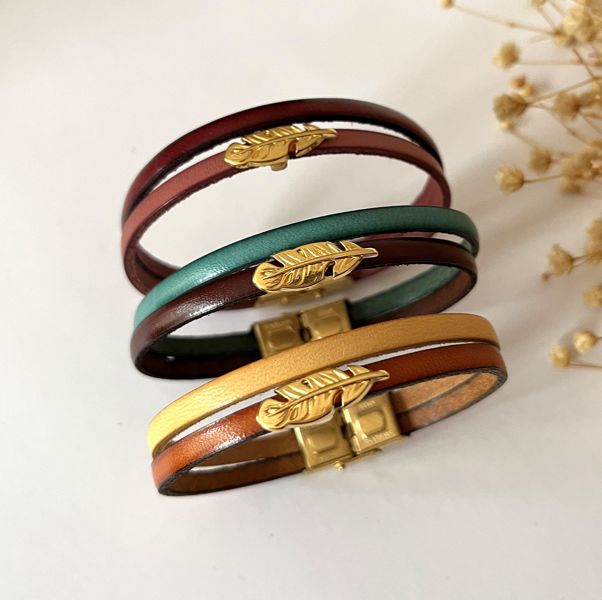 Bracelet duo de cuirs et plume dor&eacute;e &agrave; personnaliser  