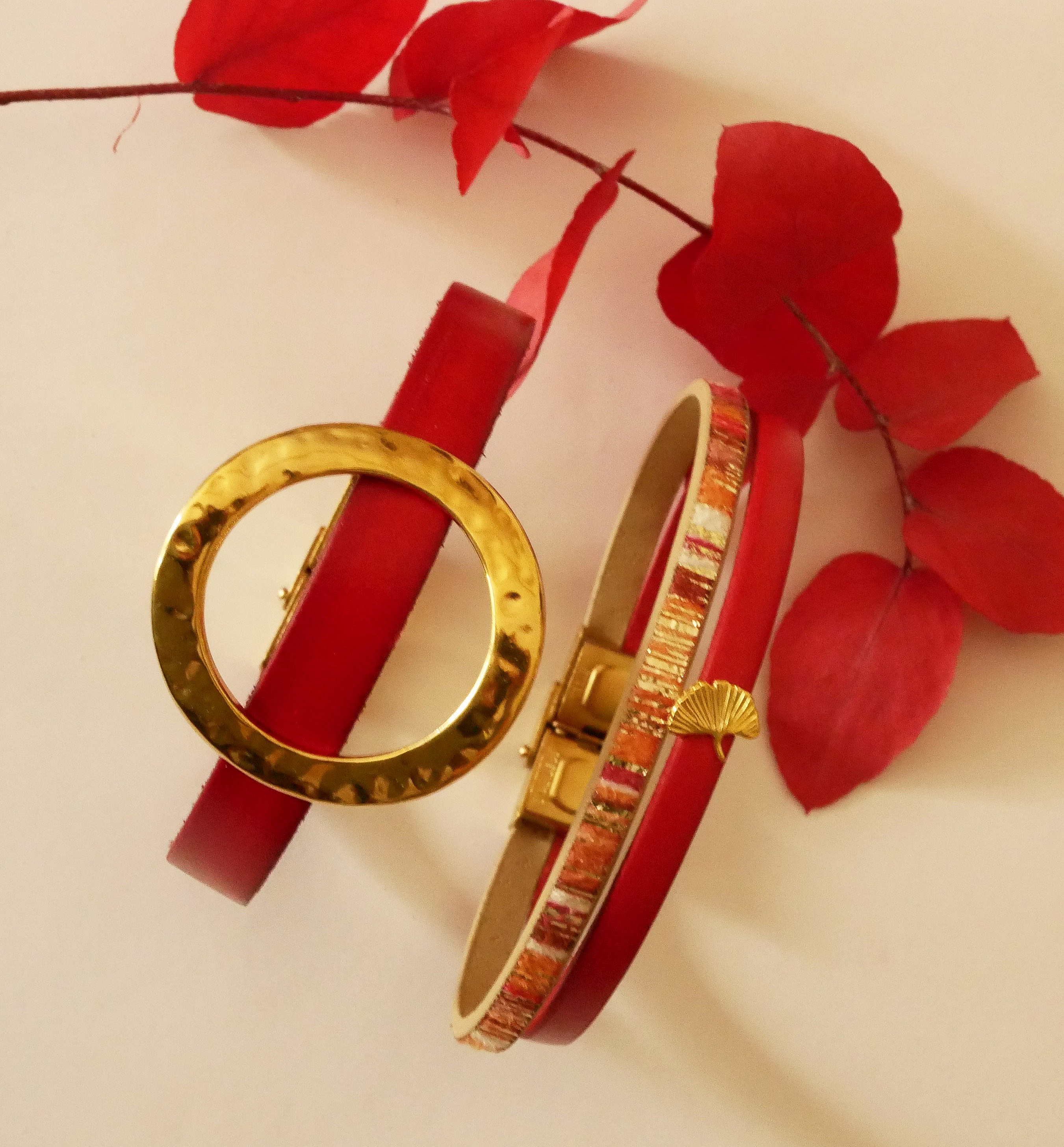 Rouget duoarmb&aring;nd i skinn med gullglitter og Gingko-design  