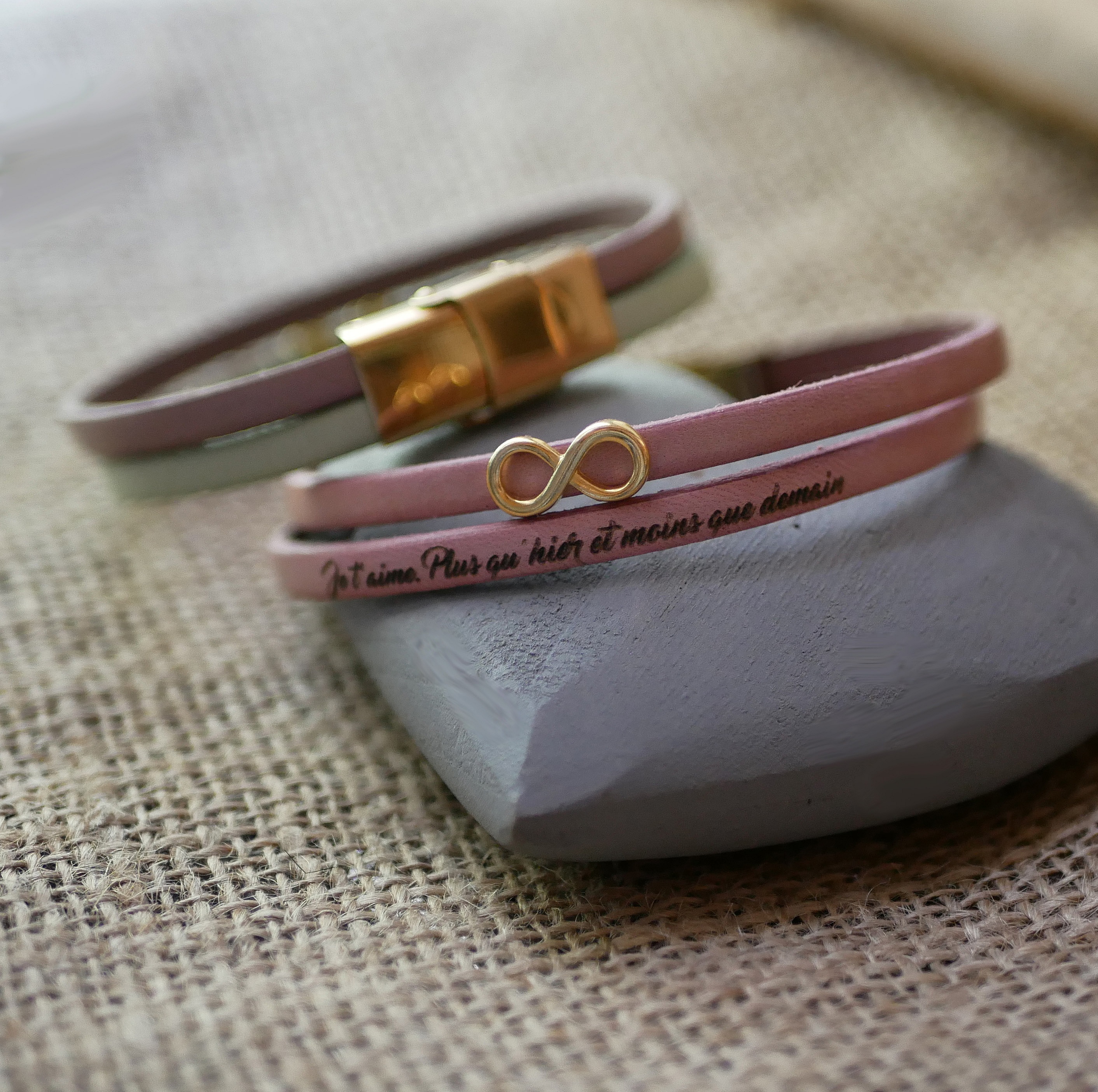 Duo-armb&aring;nd i gull med uendelighetssymbol i skinn som du kan personalisere  