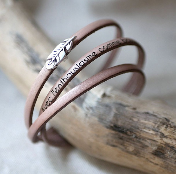 Bohemsk l&aelig;rarmb&aring;nd for kvinner med fj&aelig;rdesign, 3 omdreininger, tilpassbart