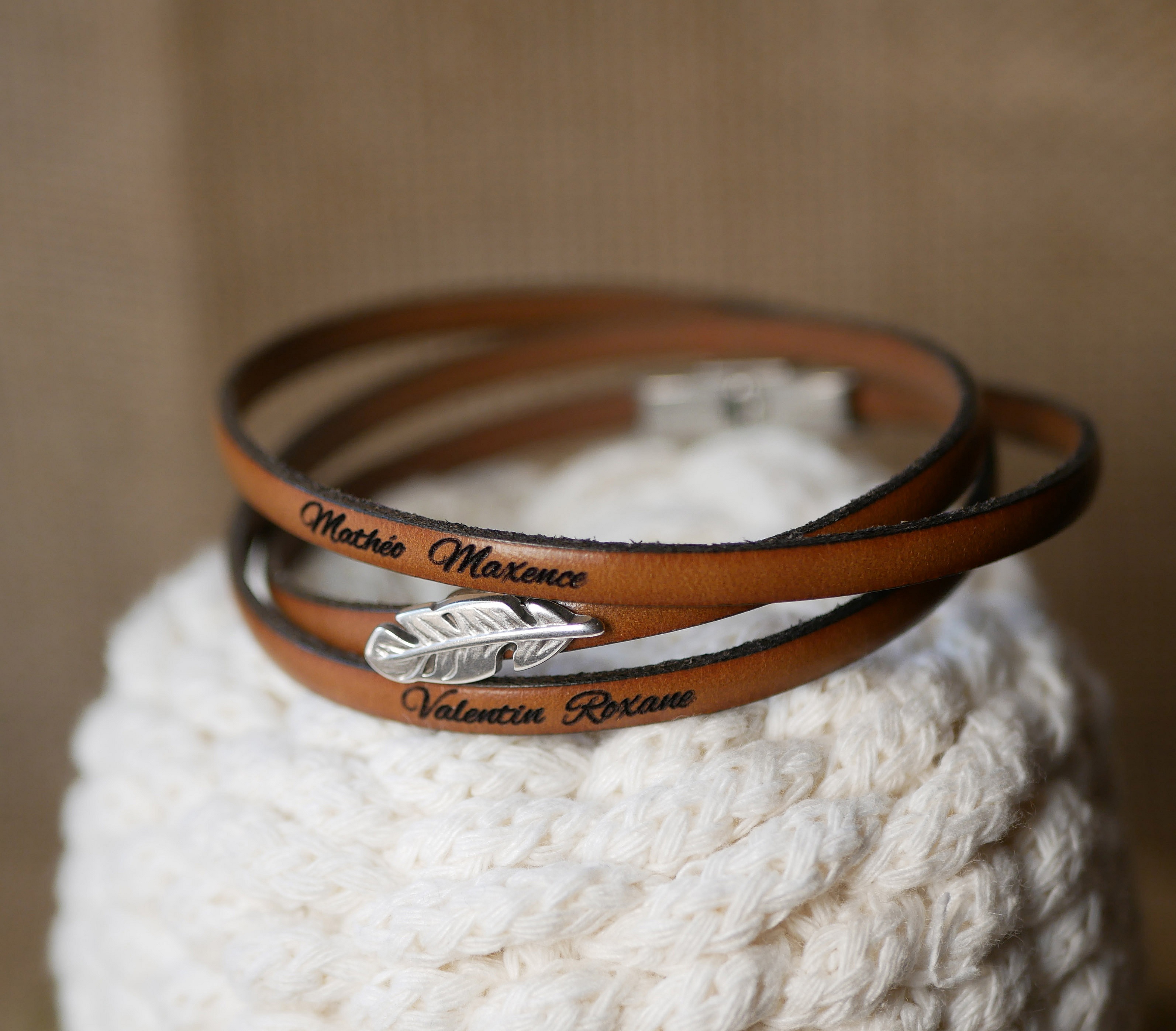 Bohemsk l&aelig;rarmb&aring;nd for kvinner med fj&aelig;rdesign, 3 omdreininger, tilpassbart