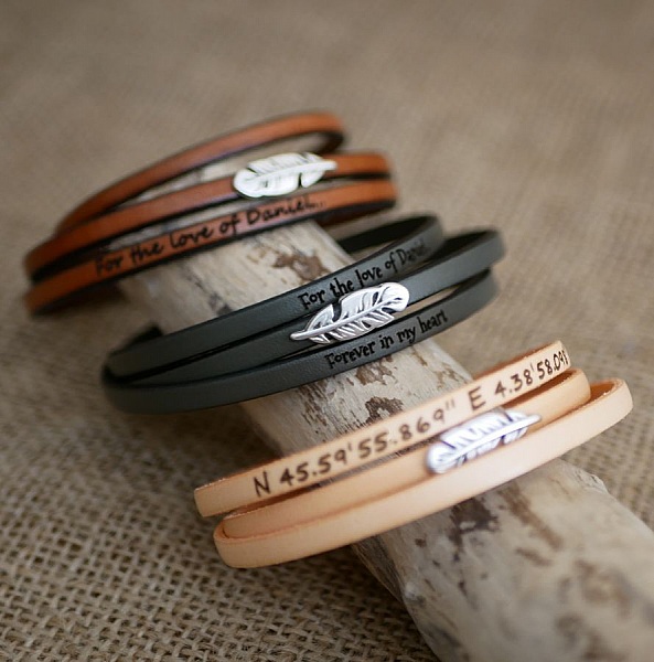 Bohemsk l&aelig;rarmb&aring;nd for kvinner med fj&aelig;rdesign, 3 omdreininger, tilpassbart