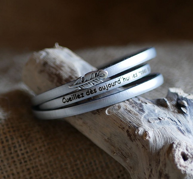 Bohemsk l&aelig;rarmb&aring;nd for kvinner med fj&aelig;rdesign, 3 omdreininger, tilpassbart