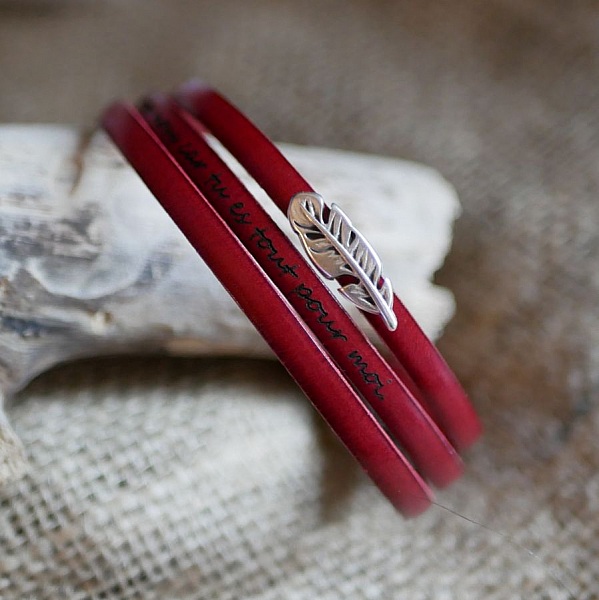 Bohemsk l&aelig;rarmb&aring;nd for kvinner med fj&aelig;rdesign, 3 omdreininger, tilpassbart